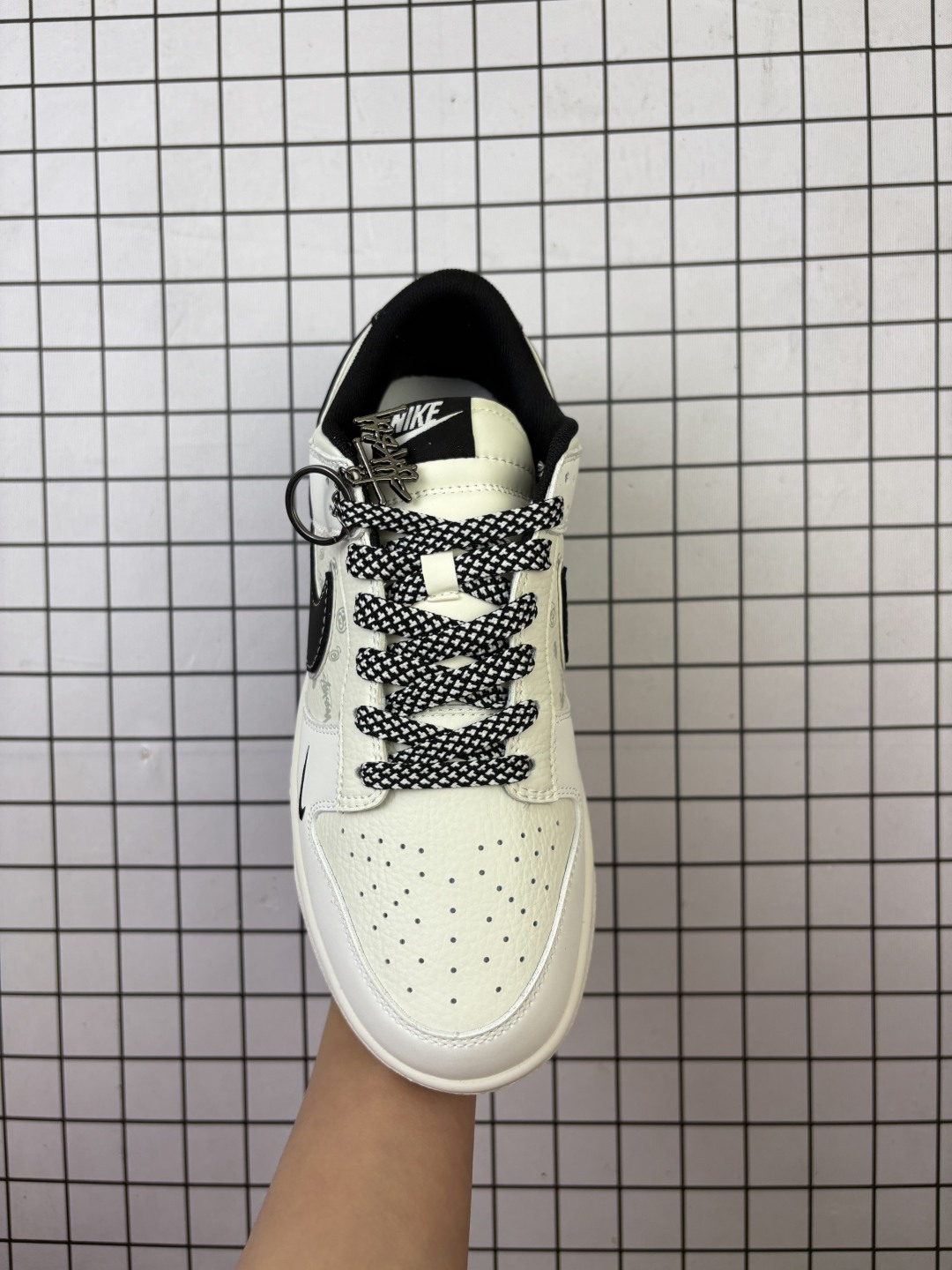 💰220
公司级 耐克 Nike Sb Dunk Low Pro 男女同款运动鞋复古板鞋,尽情迈步,彰显个性风采。采用柔软皮革鞋面,经久耐穿,塑就如元年款 Dunk 般的复古质感。鞋头透气孔,搭配鞋口和鞋舌形状,忠实沿袭元年款经典外观。全掌型橡胶外底,造就非凡抓地力。Dunk 起初专为篮球运动打造,于 80 年代末成为滑板界新宠,现已跃升成为街头时尚标杆。加垫低帮鞋口结合耐穿外底,助你自信舞动。
货号:CS1688
码数:36-45 含半码
编码:587