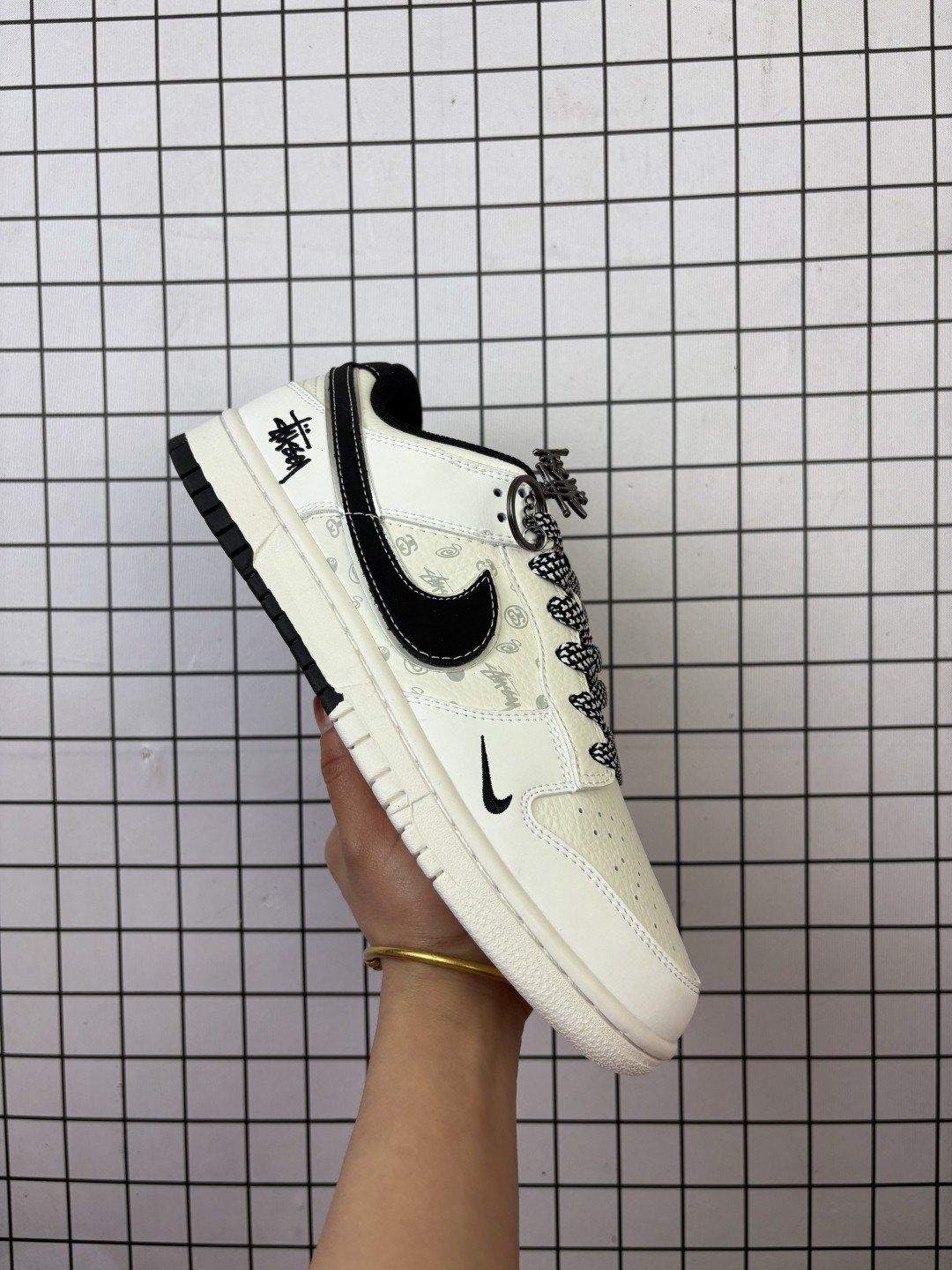 💰220
公司级 耐克 Nike Sb Dunk Low Pro 男女同款运动鞋复古板鞋,尽情迈步,彰显个性风采。采用柔软皮革鞋面,经久耐穿,塑就如元年款 Dunk 般的复古质感。鞋头透气孔,搭配鞋口和鞋舌形状,忠实沿袭元年款经典外观。全掌型橡胶外底,造就非凡抓地力。Dunk 起初专为篮球运动打造,于 80 年代末成为滑板界新宠,现已跃升成为街头时尚标杆。加垫低帮鞋口结合耐穿外底,助你自信舞动。
货号:CS1688
码数:36-45 含半码
编码:587