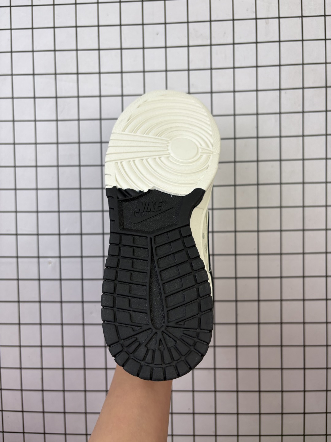 💰220
公司级 耐克 Nike Sb Dunk Low Pro 男女同款运动鞋复古板鞋,尽情迈步,彰显个性风采。采用柔软皮革鞋面,经久耐穿,塑就如元年款 Dunk 般的复古质感。鞋头透气孔,搭配鞋口和鞋舌形状,忠实沿袭元年款经典外观。全掌型橡胶外底,造就非凡抓地力。Dunk 起初专为篮球运动打造,于 80 年代末成为滑板界新宠,现已跃升成为街头时尚标杆。加垫低帮鞋口结合耐穿外底,助你自信舞动。
货号:CS1688
码数:36-45 含半码
编码:587