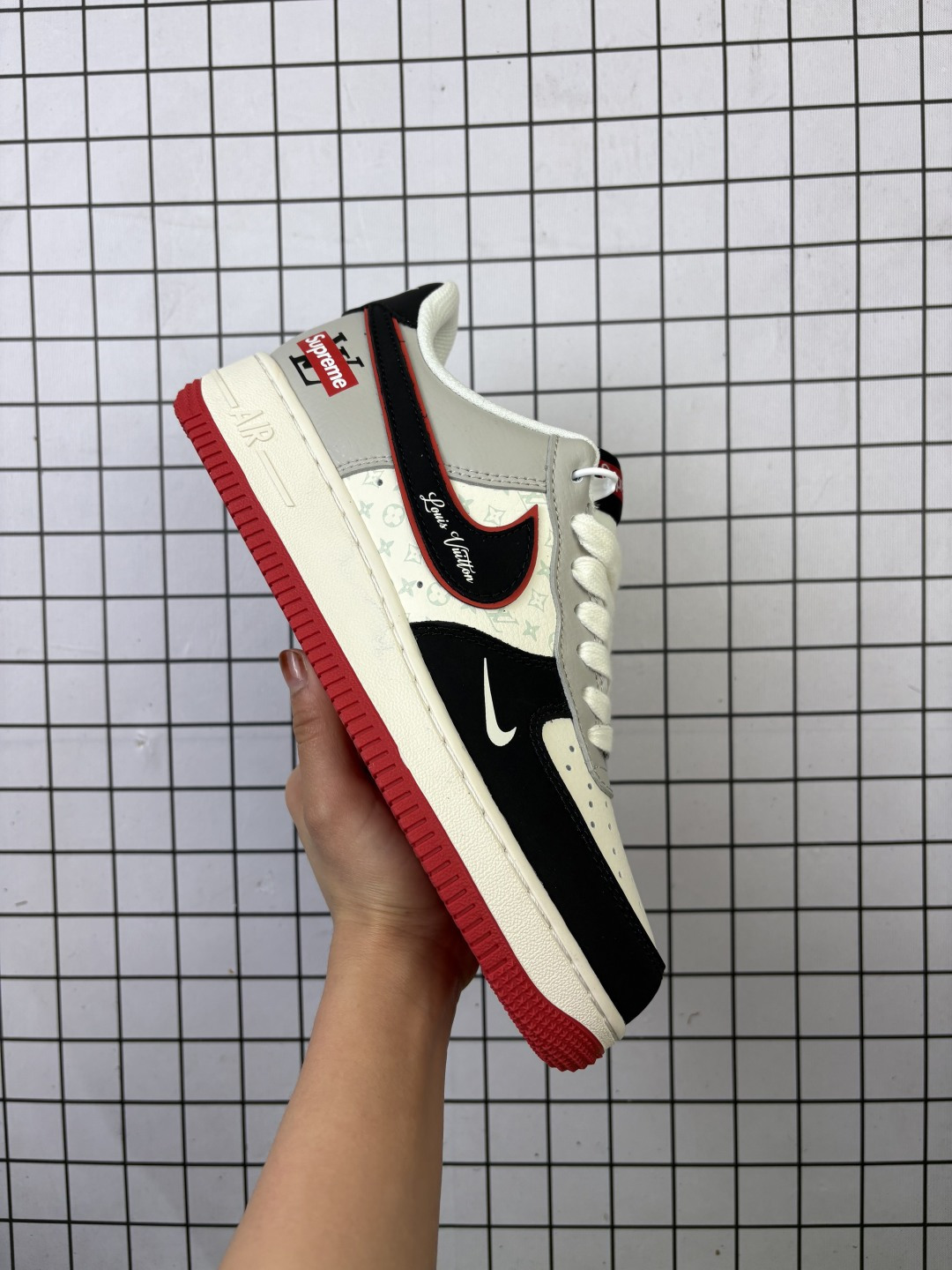 💰220 这双Nike Air Force 1 Low直接把“顶流联名”焊在鞋上了！LV老花+Supreme红标双buff叠满，黑白灰主调撞出高级感，红底收尾拽得刚好，穿上直接拿捏潮流圈“王炸”气场！货号:XS1958-629 编码给L 36-45