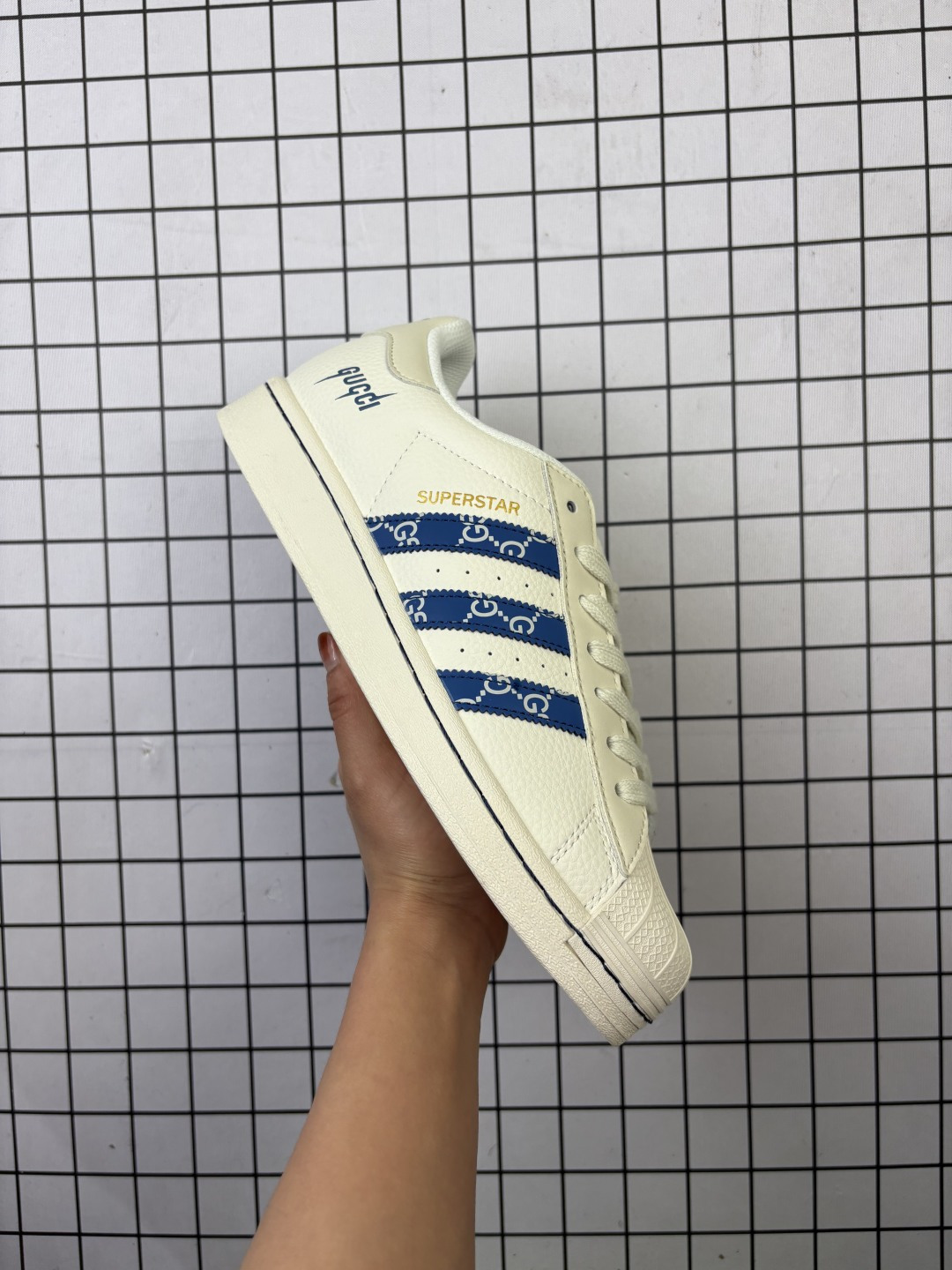 🈴💰110
Adidas/阿迪达斯 男女鞋，升级原楦原纸版开发，采用牛剖革饰片组合斜纹帆布鞋面材质，2020改良全包围鞋垫，正确2020版鞋底模具及扇贝头盖片❗阿迪达斯/三叶草Adidas Originals Superstar"Cloud White"经典贝壳头系列低帮百搭休闲运动板鞋 

类型：男女鞋
码数：36 37 38 39 40 41 42 43 44 45
编码：青H