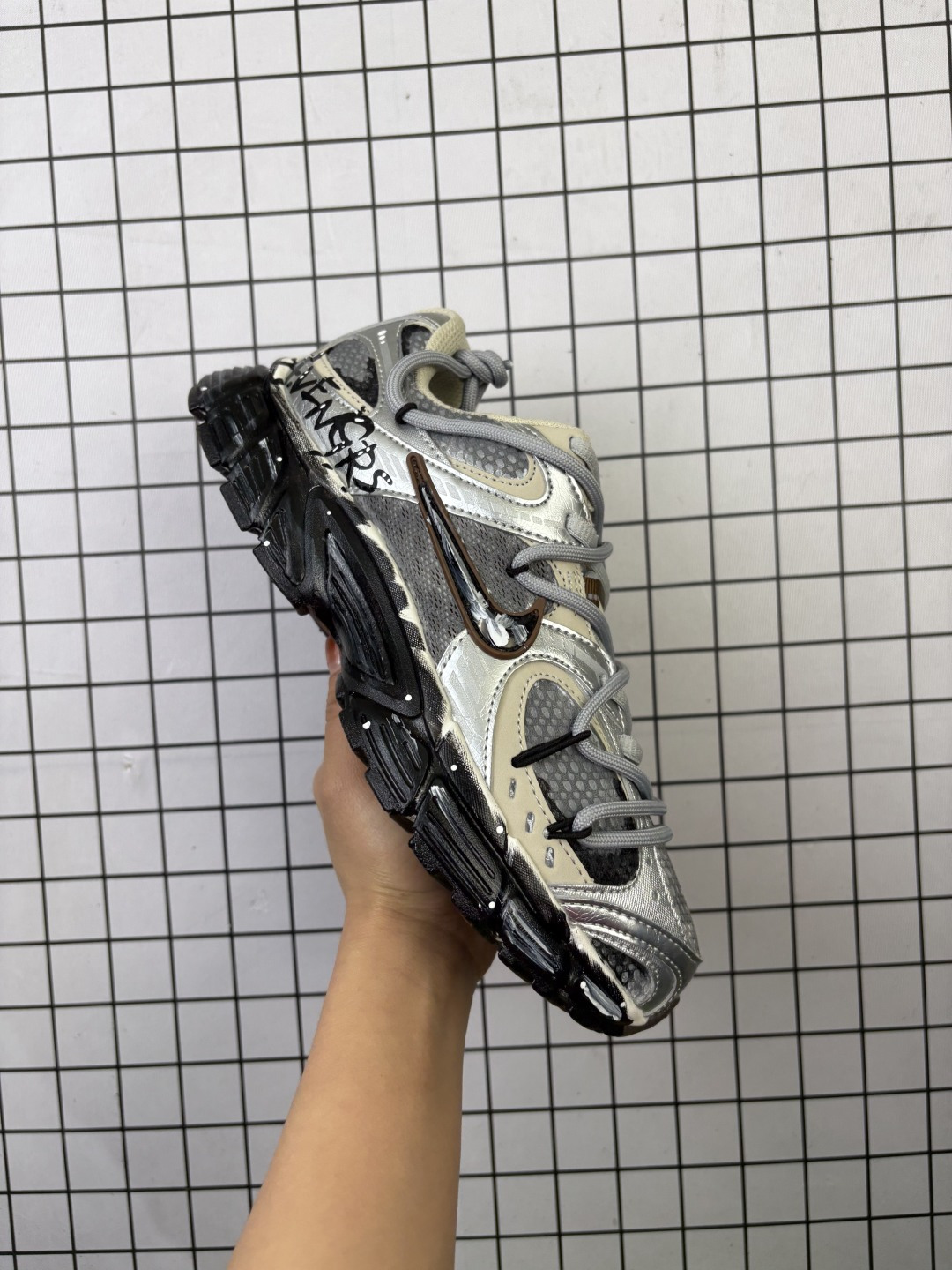 💰270
公司级✅NK V5 RNR 舒适百搭防滑耐磨低帮跑步鞋 
舒适有型适合日常穿着 该鞋款延续千禧年经典设计搭载泡绵中底 厚实而轻盈匠心细节巧搭立体耐克勾标志焕新演绎复古跑鞋 鞋款从千禧年美学汲取灵感 混搭多种材质突显层次感立体感和传统跑步风范 
货号：HQ7901-102
尺码：36 36.5 37.5 38 38.5 39 40 40.5 41 42 42.5 43 44 44.5 45
编码698