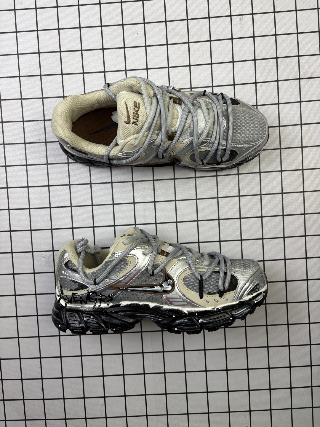 💰270
公司级✅NK V5 RNR 舒适百搭防滑耐磨低帮跑步鞋
舒适有型适合日常穿着 该鞋款延续千禧年经典设计搭载泡绵中底 厚实而轻盈匠心细节巧搭立体耐克勾标志焕新演绎复古跑鞋 鞋款从千禧年美学汲取灵感 混搭多种材质突显层次感立体感和传统跑步风范
货号:HQ7901-102
尺码:36 36.5 37.5 38 38.5 39 40 40.5 41 42 42.5 43 44 44.5 45
编码698