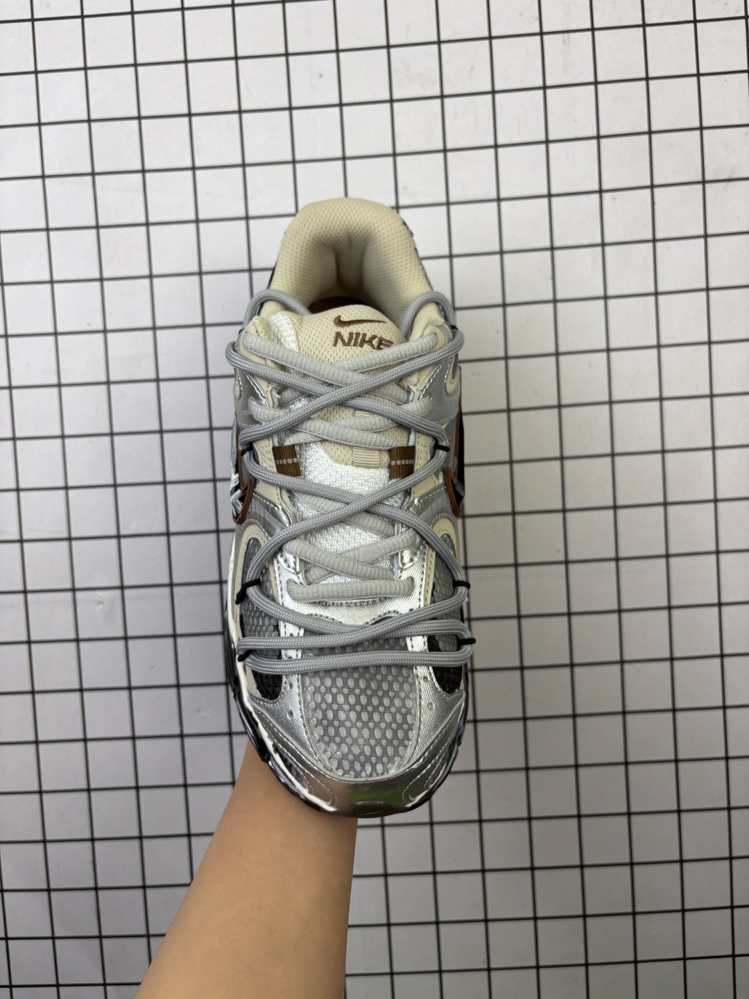 💰270
公司级✅NK V5 RNR 舒适百搭防滑耐磨低帮跑步鞋
舒适有型适合日常穿着 该鞋款延续千禧年经典设计搭载泡绵中底 厚实而轻盈匠心细节巧搭立体耐克勾标志焕新演绎复古跑鞋 鞋款从千禧年美学汲取灵感 混搭多种材质突显层次感立体感和传统跑步风范
货号:HQ7901-102
尺码:36 36.5 37.5 38 38.5 39 40 40.5 41 42 42.5 43 44 44.5 45
编码698