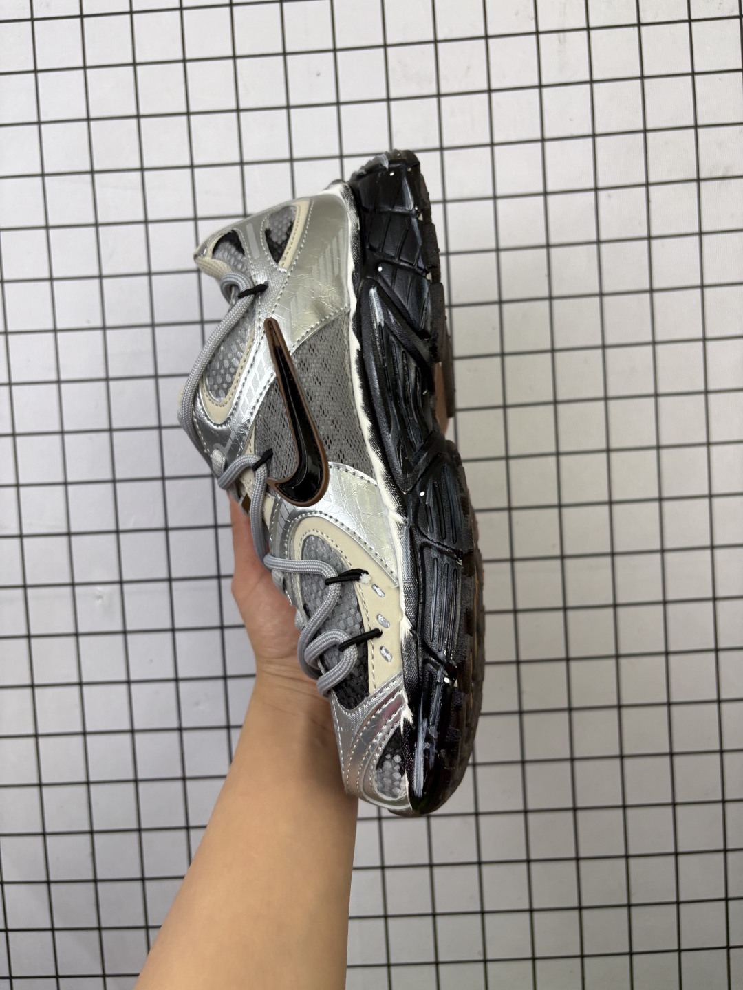 💰270
公司级✅NK V5 RNR 舒适百搭防滑耐磨低帮跑步鞋
舒适有型适合日常穿着 该鞋款延续千禧年经典设计搭载泡绵中底 厚实而轻盈匠心细节巧搭立体耐克勾标志焕新演绎复古跑鞋 鞋款从千禧年美学汲取灵感 混搭多种材质突显层次感立体感和传统跑步风范
货号:HQ7901-102
尺码:36 36.5 37.5 38 38.5 39 40 40.5 41 42 42.5 43 44 44.5 45
编码698