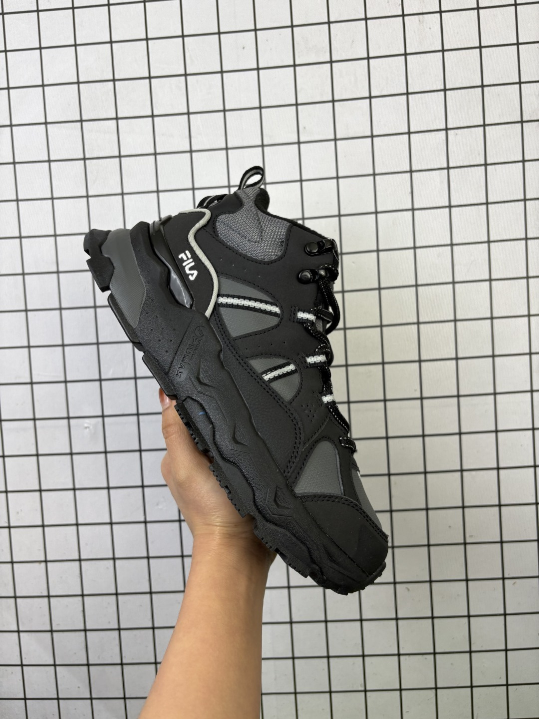 💰160 公司级✅FILA斐乐 Trek 1S 满天星 潮流百搭 抓绒 减震防滑耐磨中帮 生活休闲鞋 货号:F12W442113FTB 尺码:36 36.5 37.5 38 38.5 39 40 编码698