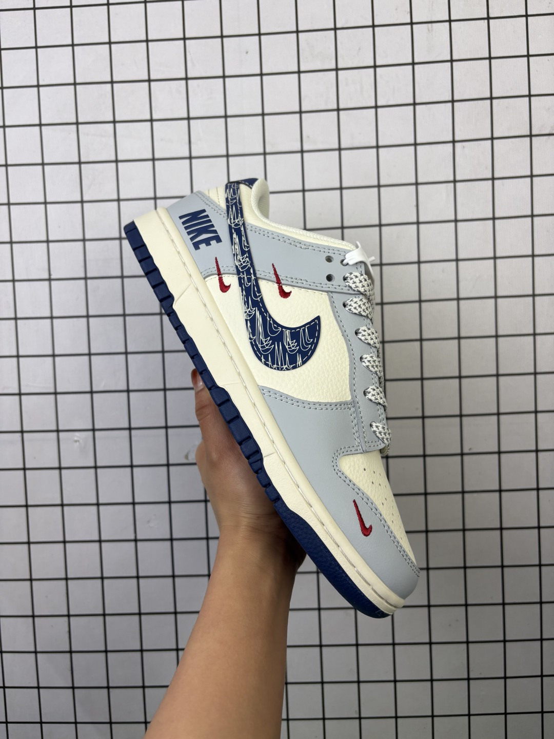 #新品上市实拍 耐克Nike Dunk Low 板鞋 SB系列经典百搭休闲运动板鞋加厚鞋舌的填充,使舒适性大大提升,同时也更方便穿脱中底部分则加入了脚感柔软舒适ZoomAir气垫,有效吸收滑板等极限运动在落地时带来的冲击力,为街头运动者们提供更好的保护HS1239 编码啊D