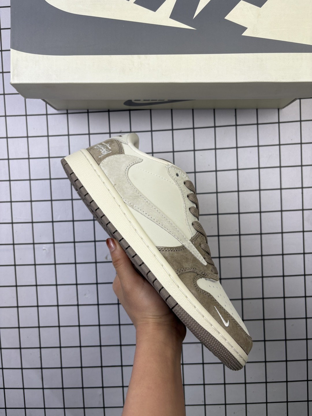 🈴💰80
特价Jordan/乔丹 男女鞋真标半码制,采用软质荔枝纹牛剖革组合猪巴革鞋面材质,缜密拉帮中底布,鞋垫嵌EVA缓震物料及背胶,内置气垫及耐磨橡胶大底❗️当红嘻哈歌手特拉维斯·斯科特定制联乘\经典美系街头品牌-至高无上Supreme x Travis Scott x Nike Air Jordan 1 Low OG SP"Supreme"AJ1乔丹一代经典低帮文化百搭休闲运动篮球鞋“TS联名Sup水泥深灰红标倒钩 JH6089-005
类型:男女鞋
码数:36 36.5 37 38 38.5 39 40 40.5 41 42 42.5 43 44 45 46
编码:老男H