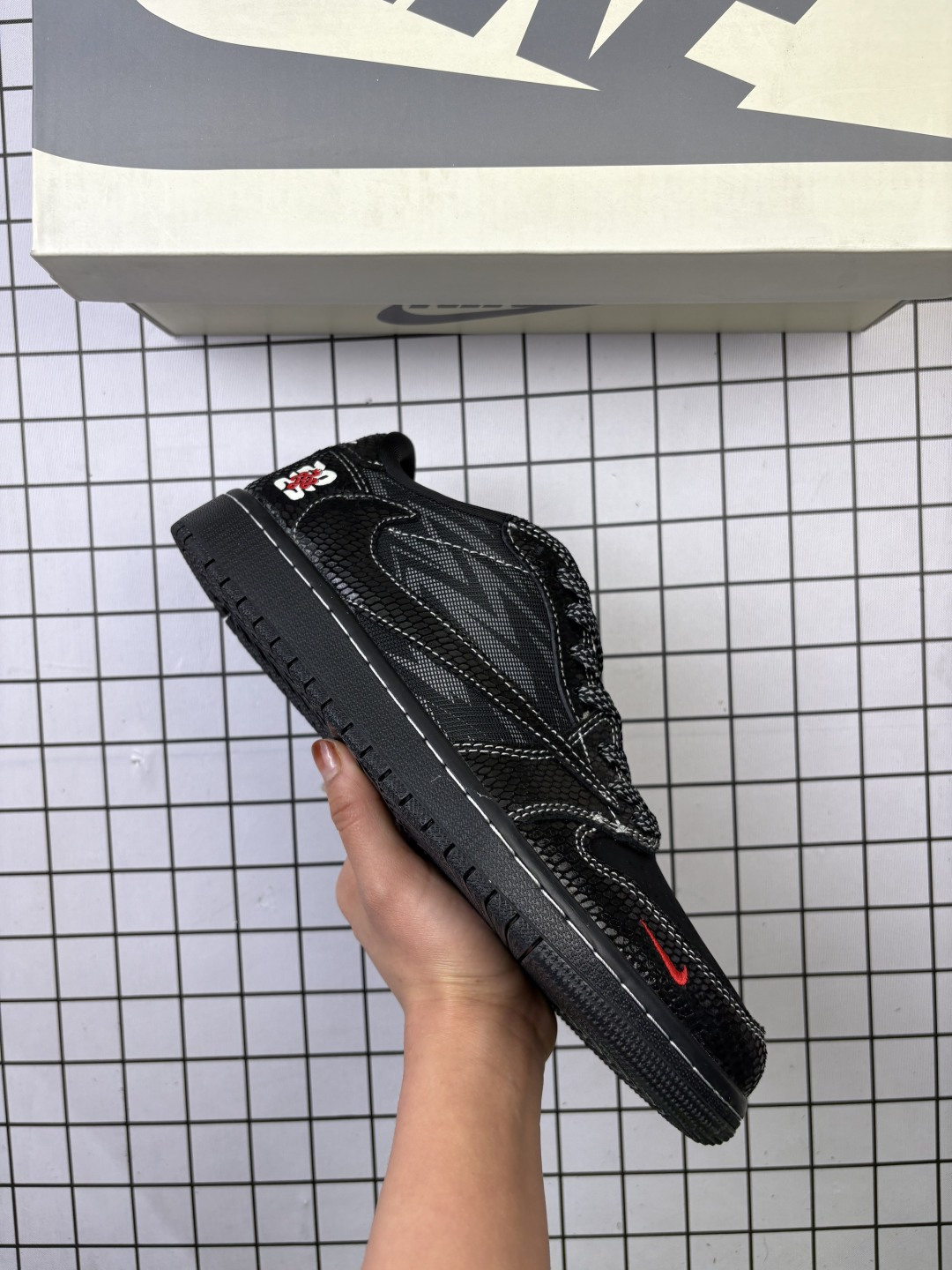 🈴💰80
特价Jordan/乔丹 男女鞋真标半码制,采用软质荔枝纹牛剖革组合猪巴革鞋面材质,缜密拉帮中底布,鞋垫嵌EVA缓震物料及背胶,内置气垫及耐磨橡胶大底❗️当红嘻哈歌手特拉维斯·斯科特定制联乘\经典美系街头品牌-至高无上Supreme x Travis Scott x Nike Air Jordan 1 Low OG SP"Supreme"AJ1乔丹一代经典低帮文化百搭休闲运动篮球鞋“TS联名Sup水泥深灰红标倒钩 JH6089-005
类型:男女鞋
码数:36 36.5 37 38 38.5 39 40 40.5 41 42 42.5 43 44 45 46
编码:老男H