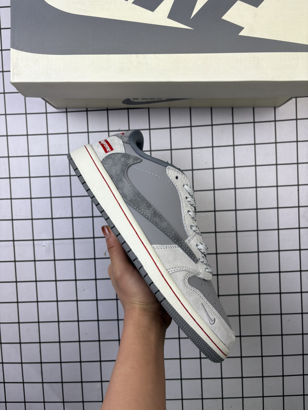 🈴💰80
特价Jordan/乔丹 男女鞋真标半码制,采用软质荔枝纹牛剖革组合猪巴革鞋面材质,缜密拉帮中底布,鞋垫嵌EVA缓震物料及背胶,内置气垫及耐磨橡胶大底❗️当红嘻哈歌手特拉维斯·斯科特定制联乘\经典美系街头品牌-至高无上Supreme x Travis Scott x Nike Air Jordan 1 Low OG SP"Supreme"AJ1乔丹一代经典低帮文化百搭休闲运动篮球鞋“TS联名Sup水泥深灰红标倒钩 JH6089-005
类型:男女鞋
码数:36 36.5 37 38 38.5 39 40 40.5 41 42 42.5 43 44 45 46
编码:老男H