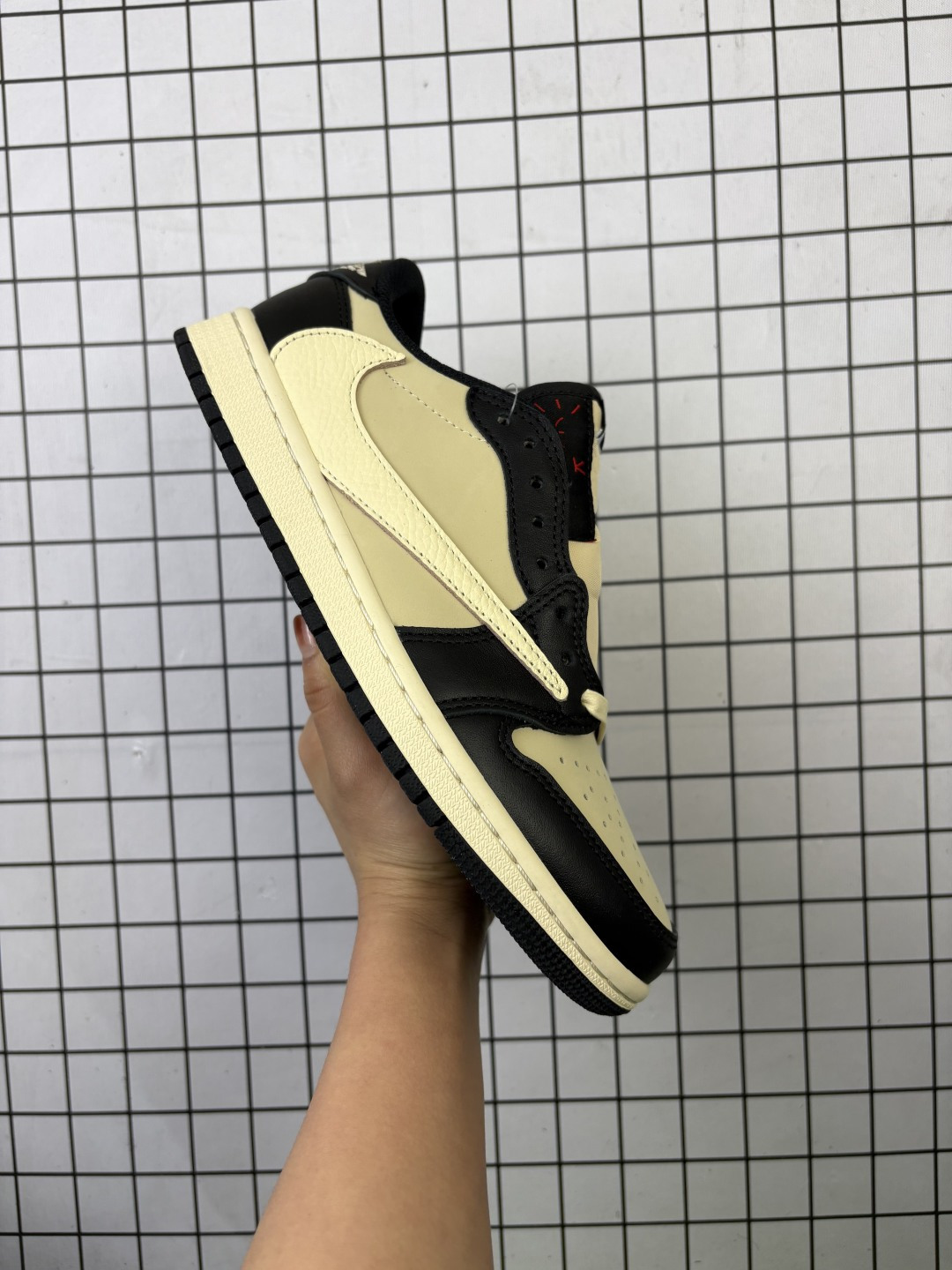 💰180
公司级✅Nike Air Jordan 1 x Travis Scott AJ1倒勾 乔一倒钩 耐克 低帮文化篮球鞋
升级原楦原档案数据开发纸版楦型 采用同源纳帕头层皮革鞋面材质 全新底模完美品相清洁度及喷漆效果 完美品质出货 细节如图所示 鞋面切割工整 冲孔整齐干净 中底拉帮线 整体清洁度非常好
货号:CQ4277-001
尺码:36 36.5 37.5 38 38.5 39 40 40.5 41 42 42.5 43 44 45 46 47.5
编码719