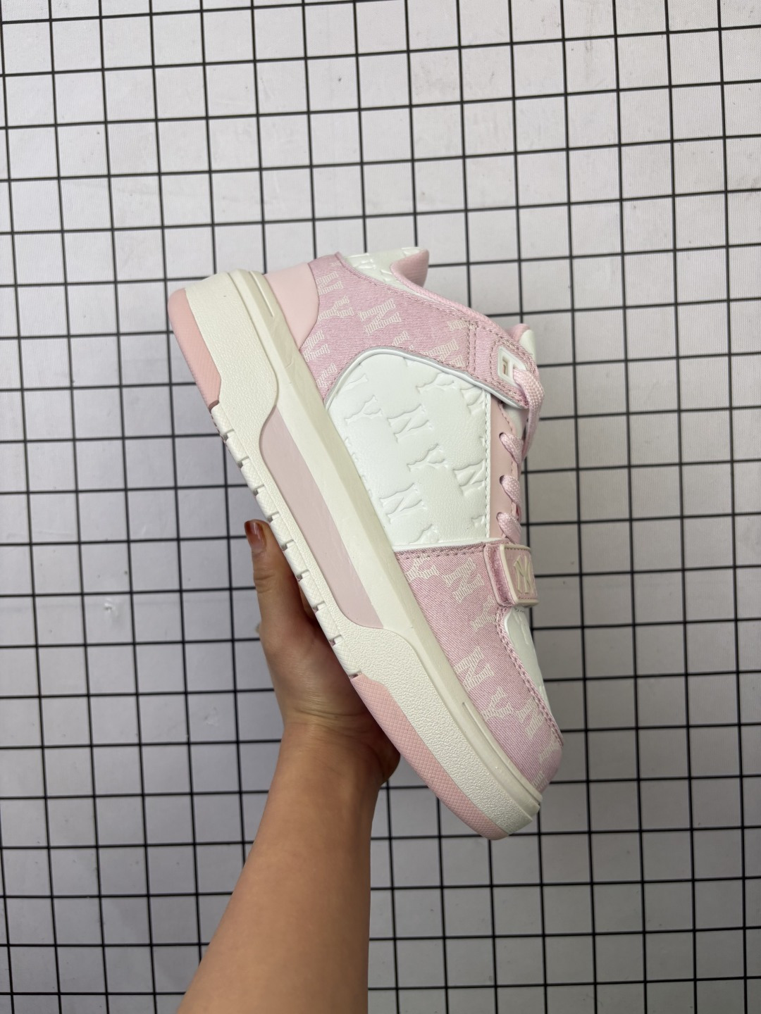 💰140
MLB/韩国F&F旗下运动品牌 男女鞋真标半码制，升级原楦原纸版开发版型，采用荔枝纹轻量克重纤维移膜皮革面鞋面材质，全新独立5cm厘米外增高轻质发泡中底组合耐磨橡胶外底片❗️学院穿搭爆款,Korea韩国限定!联乘美国榄球洋基队New York Yankees x MLB Chunky Liner Basic Mid 学长鞋系列矮帮老爹风轻量增高厚底百搭休闲运动板鞋“魔术贴牛仔浅蓝藏蓝白NY压纹 3ASXCHL4N

类型：女鞋
码数：35 36 36.5 37.5 38 38.5 39 40 
编码：699