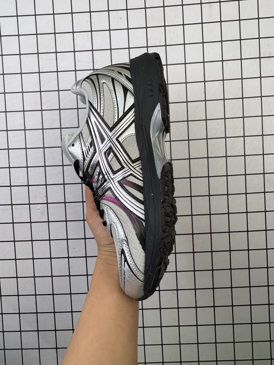 💰150
【新品🔥公司级】Asics/亚瑟士 Gel Sekiran 防滑耐磨 缓震回弹 舒适轻便 支撑 跑鞋 ASICS的亚瑟士运动风尚系列又带来了新的惊喜,Gel Sekiran(凝胶赤炼)运动跑步鞋。这款鞋的设计灵感来自21世纪头十年和第二个十年发布的多款经典跑鞋,包括Gel Nimbus 13、Gel Cumulus 12和Gel Cumulus 17。经典鞋型的细节被巧妙地融入到这款鞋的覆面图案和网面构造中。而鞋底部分则采用了Gel Cumulus 17的鞋底系统,与复古风格的鞋面形成鲜明对比。中底采用FF BLAST™ PLUS ECO缓震材料,提供云感体验;TPU弹性体增强脚趾灵活性,橡胶发泡技术提升回弹性能。适用场景:大体重跑者或需要额外缓震支持的训练场景。
货号:1203A954-668
尺码: 36-45含半码
编码: 688