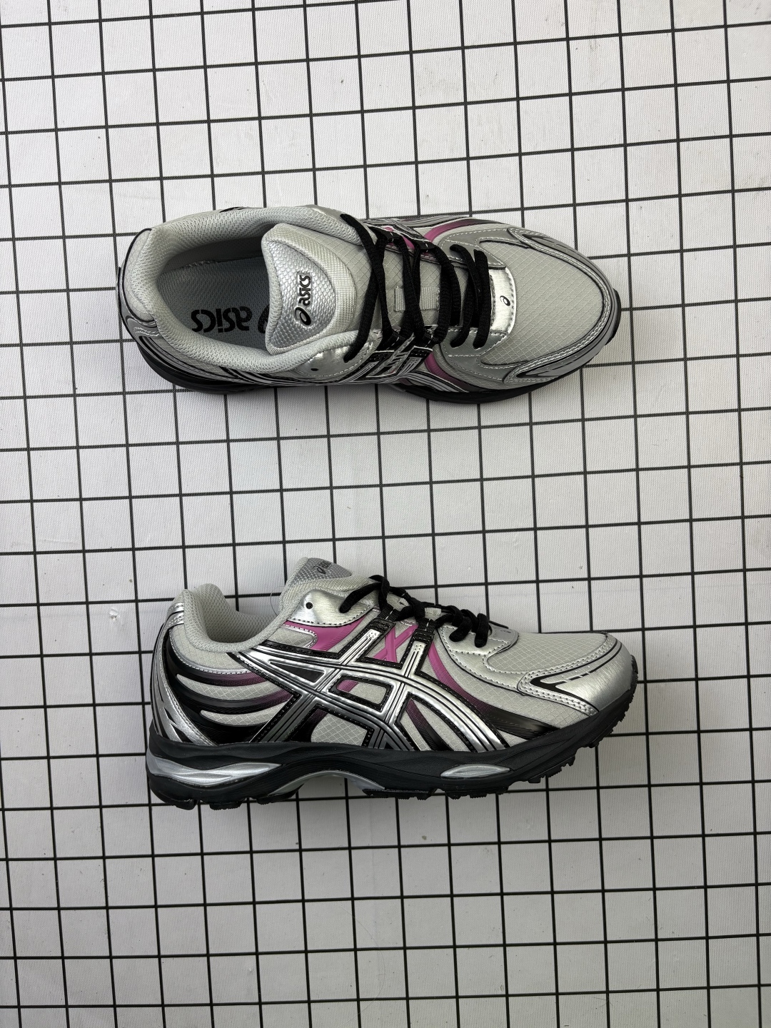 💰150
【新品🔥公司级】Asics/亚瑟士 Gel Sekiran 防滑耐磨 缓震回弹 舒适轻便 支撑 跑鞋 ASICS的亚瑟士运动风尚系列又带来了新的惊喜,Gel Sekiran(凝胶赤炼)运动跑步鞋。这款鞋的设计灵感来自21世纪头十年和第二个十年发布的多款经典跑鞋,包括Gel Nimbus 13、Gel Cumulus 12和Gel Cumulus 17。经典鞋型的细节被巧妙地融入到这款鞋的覆面图案和网面构造中。而鞋底部分则采用了Gel Cumulus 17的鞋底系统,与复古风格的鞋面形成鲜明对比。中底采用FF BLAST™ PLUS ECO缓震材料,提供云感体验;TPU弹性体增强脚趾灵活性,橡胶发泡技术提升回弹性能。适用场景:大体重跑者或需要额外缓震支持的训练场景。
货号:1203A954-668
尺码: 36-45含半码
编码: 688