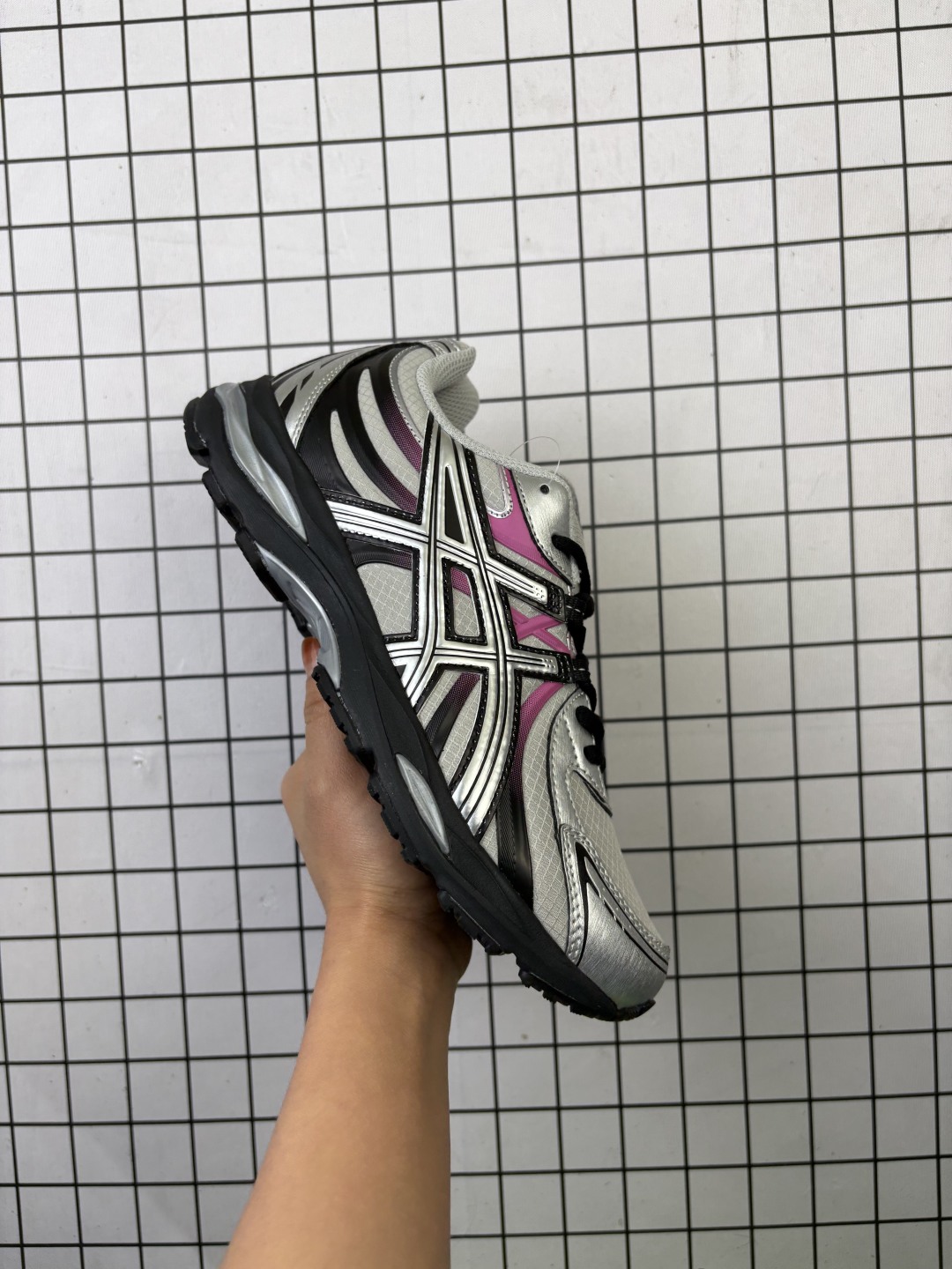 💰150
【新品🔥公司级】Asics/亚瑟士 Gel Sekiran 防滑耐磨 缓震回弹 舒适轻便 支撑 跑鞋 ASICS的亚瑟士运动风尚系列又带来了新的惊喜,Gel Sekiran(凝胶赤炼)运动跑步鞋。这款鞋的设计灵感来自21世纪头十年和第二个十年发布的多款经典跑鞋,包括Gel Nimbus 13、Gel Cumulus 12和Gel Cumulus 17。经典鞋型的细节被巧妙地融入到这款鞋的覆面图案和网面构造中。而鞋底部分则采用了Gel Cumulus 17的鞋底系统,与复古风格的鞋面形成鲜明对比。中底采用FF BLAST™ PLUS ECO缓震材料,提供云感体验;TPU弹性体增强脚趾灵活性,橡胶发泡技术提升回弹性能。适用场景:大体重跑者或需要额外缓震支持的训练场景。
货号:1203A954-668
尺码: 36-45含半码
编码: 688