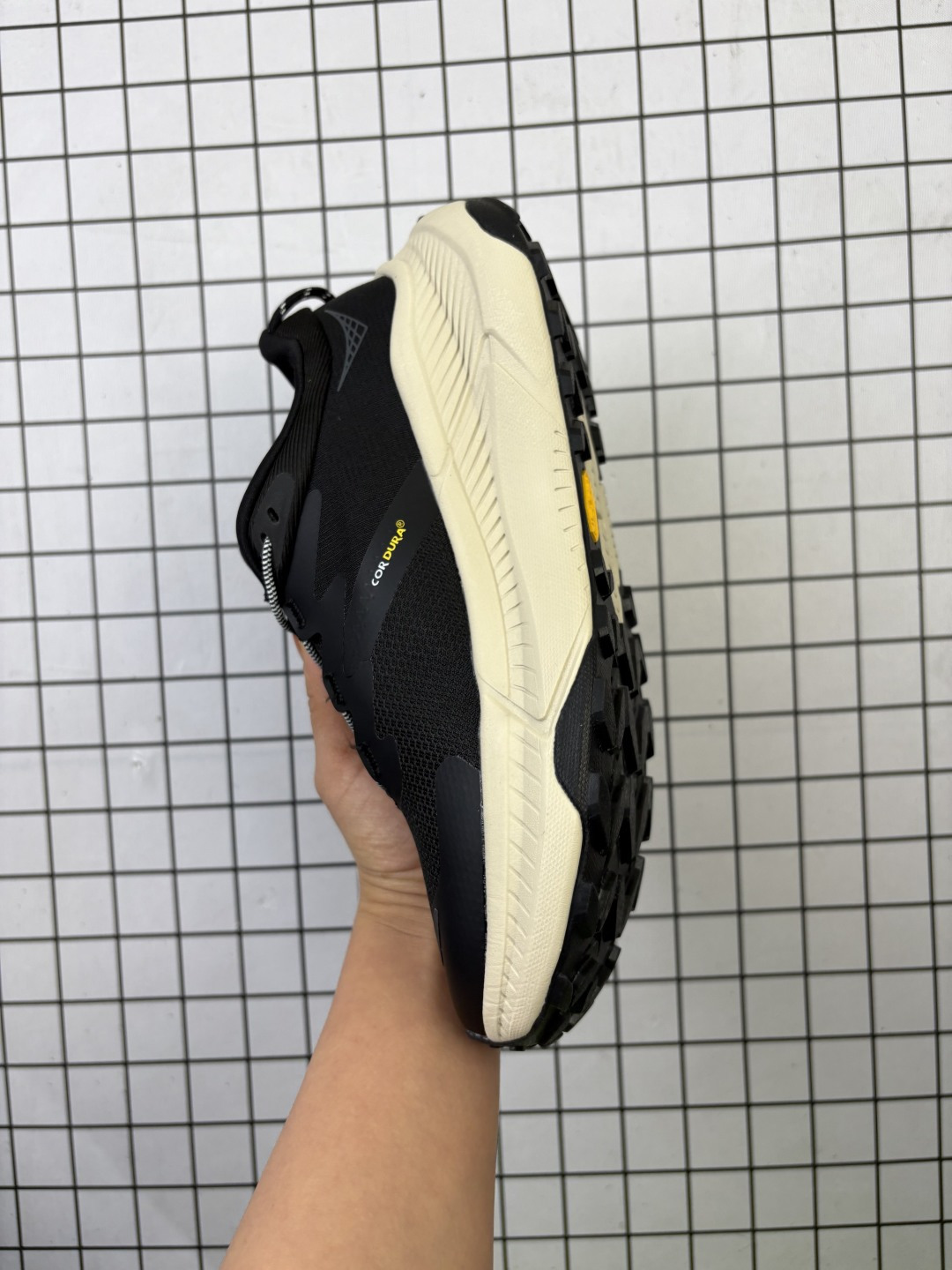 💰140
【新品🔥公司级】HOKA ONE ONE 新款减震透气运动慢跑鞋 简约时尚休闲 男女款冬户外畅行防水徒步鞋TRANSPORT GTX 舒适登山鞋这款跑鞋采用先进的3D打印技术打造，完美结合了碳纤维和橡胶材料，使得它不仅轻便坚固，还具有出色的抓地力。鞋面采用了透气网布设计，可以有效防止脚部出汗，保持足部干爽。此外，它的后跟还配备了定制的缓冲垫和柔软的中底，可以有效缓解跑步时对身体的冲击，保护关节。如果你是一个追求品质、舒适度和性能的跑步者，那么这款HOKA ONE ONE 男女款 TRANSPORT 碳板公路跑鞋就是你不可或缺的一部分。现在就抓住这次优惠机会吧，让你的跑步体验更上一层楼！

货号:  1133597F
尺码:  36-45含半码
编码:  688