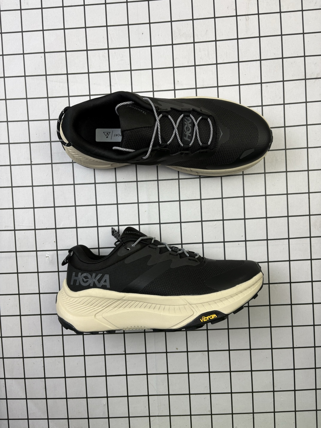 💰140
【新品🔥公司级】HOKA ONE ONE 新款减震透气运动慢跑鞋 简约时尚休闲 男女款冬户外畅行防水徒步鞋TRANSPORT GTX 舒适登山鞋这款跑鞋采用先进的3D打印技术打造，完美结合了碳纤维和橡胶材料，使得它不仅轻便坚固，还具有出色的抓地力。鞋面采用了透气网布设计，可以有效防止脚部出汗，保持足部干爽。此外，它的后跟还配备了定制的缓冲垫和柔软的中底，可以有效缓解跑步时对身体的冲击，保护关节。如果你是一个追求品质、舒适度和性能的跑步者，那么这款HOKA ONE ONE 男女款 TRANSPORT 碳板公路跑鞋就是你不可或缺的一部分。现在就抓住这次优惠机会吧，让你的跑步体验更上一层楼！

货号:  1133597F
尺码:  36-45含半码
编码:  688