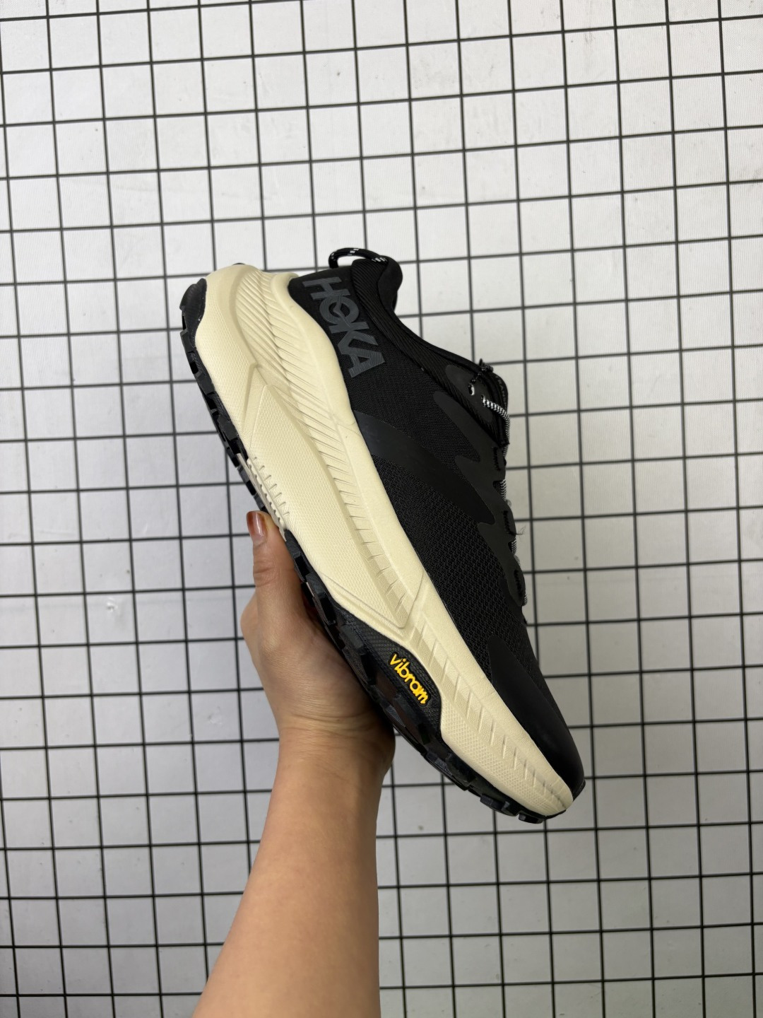 💰140
【新品🔥公司级】HOKA ONE ONE 新款减震透气运动慢跑鞋 简约时尚休闲 男女款冬户外畅行防水徒步鞋TRANSPORT GTX 舒适登山鞋这款跑鞋采用先进的3D打印技术打造，完美结合了碳纤维和橡胶材料，使得它不仅轻便坚固，还具有出色的抓地力。鞋面采用了透气网布设计，可以有效防止脚部出汗，保持足部干爽。此外，它的后跟还配备了定制的缓冲垫和柔软的中底，可以有效缓解跑步时对身体的冲击，保护关节。如果你是一个追求品质、舒适度和性能的跑步者，那么这款HOKA ONE ONE 男女款 TRANSPORT 碳板公路跑鞋就是你不可或缺的一部分。现在就抓住这次优惠机会吧，让你的跑步体验更上一层楼！

货号:  1133597F
尺码:  36-45含半码
编码:  688