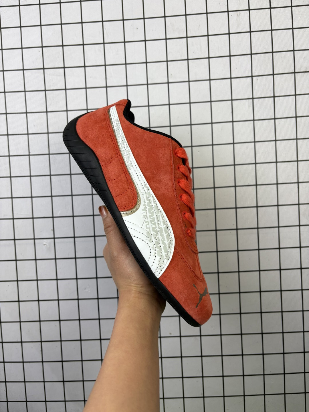 🈴💰100
PUMA Speedca OG 彪马极速赛车系列 低帮德训风拼接复古百搭休闲运动赛车鞋 鞋款从80、90年代赛车手所穿的防火赛车鞋为原型，鞋身线条模仿了赛车的流线廓形，体现了空气动力学原理的结构。简约流畅的外观，恰好又和贯穿其中的Formstrip Logo融合恰到好处，视觉上细节丰富且协调。本次Speedcat OG鞋款归来，最大看点自然式保留了窄版鞋型以及薄底构造。这两年各品牌鞋底越做越厚，Speedcat反其道而行之，上脚几乎无鞋底的效果带来耳目一新的视觉体验。鞋面依旧是以质感透气柔软皮革材质打造，并且大面积近乎全包裹的使用，复古味道也愈发浓烈。配色上更是将最原始的黑色和红色带回，向F1赛车队的标志性队服致敬。相信让各位一眼种草的更多是出挑的大红色，上脚即可瞬间点亮整体造型，在以球鞋为核心的OOTD中脱颖而出。而另一款黑色则是低调的万金油，彰显新潮个性的同时又不喧宾夺主，也是热爱简约系穿搭朋友的首选。 

货号：3 0846
尺码：35.5-45含半码
编码688
