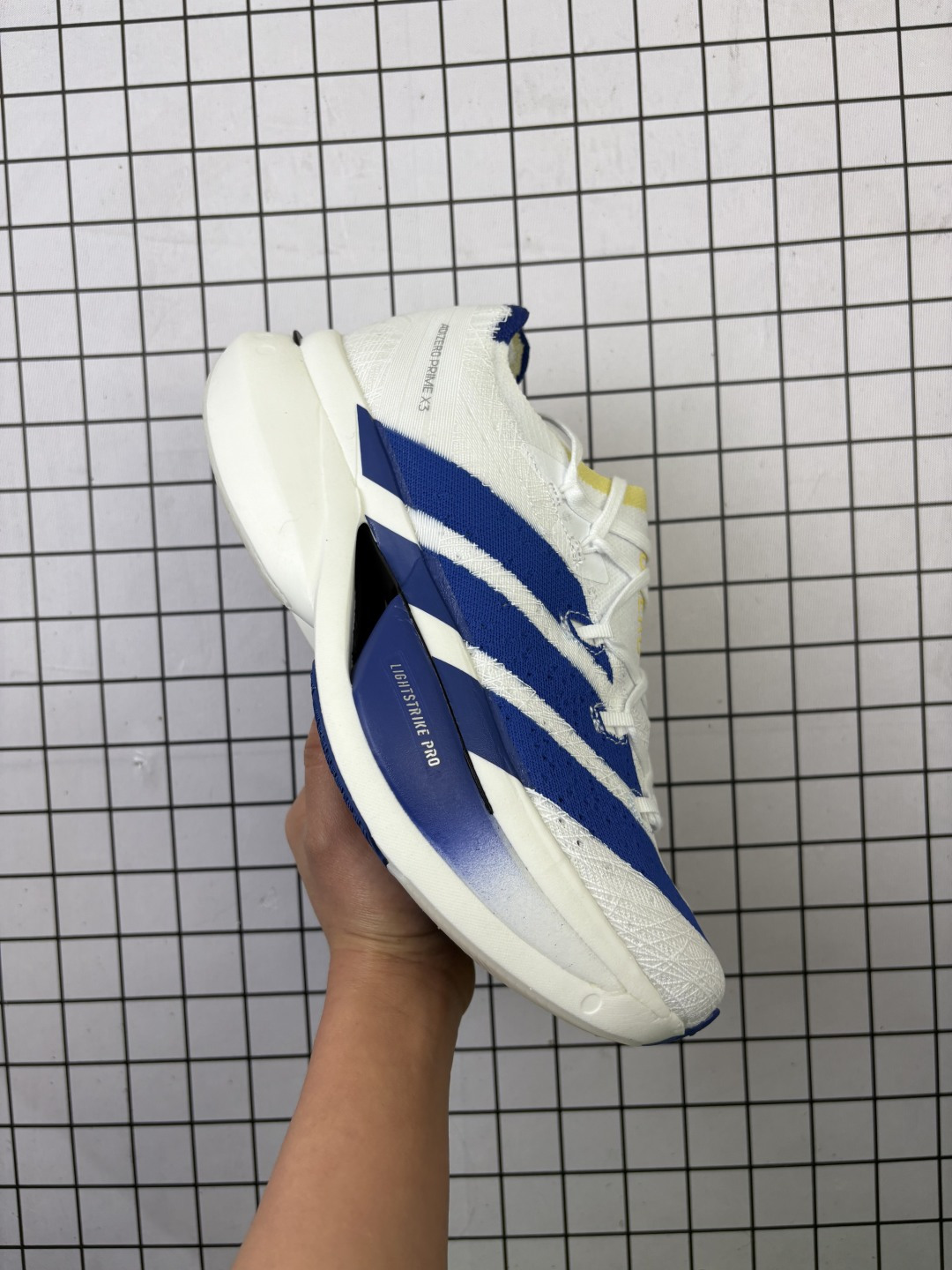 【新品🔥公司级】ADIDAS adizero prime x3是阿迪达斯推出的一款专业跑步鞋‌,主打轻量化设计和双碳板结构,适合追求速度与科技体验的跑者.‌双碳板结构‌:上层为注碳尼龙板,下层为碳棍结构,通过优化中底刚性提升推进力,但整体中底较厚,弯折刚性较强. ‌减重优化‌:取消双层板材设计,单支重量预估约20克,下层碳棍替代传统碳板进一步减轻重量. ‌中底技术‌:采用FFLEAP泡棉与FFTURB+泡棉组合,上层提供缓震,下层增强滚动推进,类似亚瑟士的SKY与EDGE结构结合. ‌‌大体重跑者‌:中底缓震性能优秀,适合长距离训练或比赛. ‌脚踝支撑需求‌:需具备足够脚踝力量以应对中底刚性,前掌稳定性较好但中后掌重心偏高. ‌科技体验偏好‌:适合追求双步频/步幅增益概念的跑者. 货号: JQ0618 编码: 688