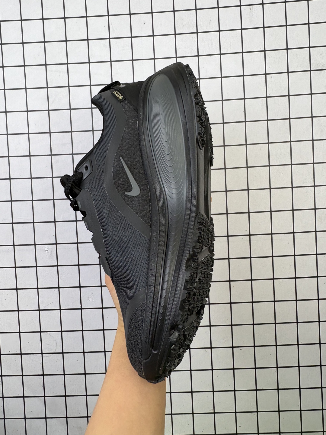 💰130
【公司级】耐克 Nike Vomero 18 厚底增高老爹运动跑步鞋。全新 Vomero 提供比以往更多的緩衝效能以及該系列有史以來最高的鞋底高度，結合 Nike 的 ZoomX 和 ReactX 泡棉打造雙層緩衝設計，實現出色奔馳體驗。Vomero 18 在設計時，從舒適性和緩衝機能，到耐久性和風格等每個面向，都考量到男性的意見分析和偏好。Nike 全新推出 Vomero 18，邀請所有跑者體驗非凡緩震和舒適腳感，為路跑鞋設下嶄新標準。優質版型是根據跑者的需求和精密分析而設計，巧妙平衡順暢腳感和柔軟度，塑造舒適至上的輕盈感受，適合所有性別。全新 Vomero 採用 ZoomX 全掌式泡棉，搭配鞋跟和前足的 ReactX 泡棉，為跑者帶來雙重緩震效果，締造出色邁步體驗。 協調的層疊泡棉提供比以往更多的緩衝效能，此版型的鞋底高度增加至 46 公釐，比上一代高出 6 公釐，創下 Vomero 系列新高。非凡緩震性能塑造理想的日常跑步體驗，從初次嘗試跑步的新手，到想要增加跑步里程的資深跑者，再到正在進行賽後恢復的選手，這款舒適柔軟的鞋款可為各種程度的運動員帶來全天候舒適腳感。「跑者們認為出色的緩震機能應該能帶來柔軟舒適的體驗，緩和足底與地面之間的衝擊力。

货号:  HQ7002
尺码:  36-45含半码
编码:  旭