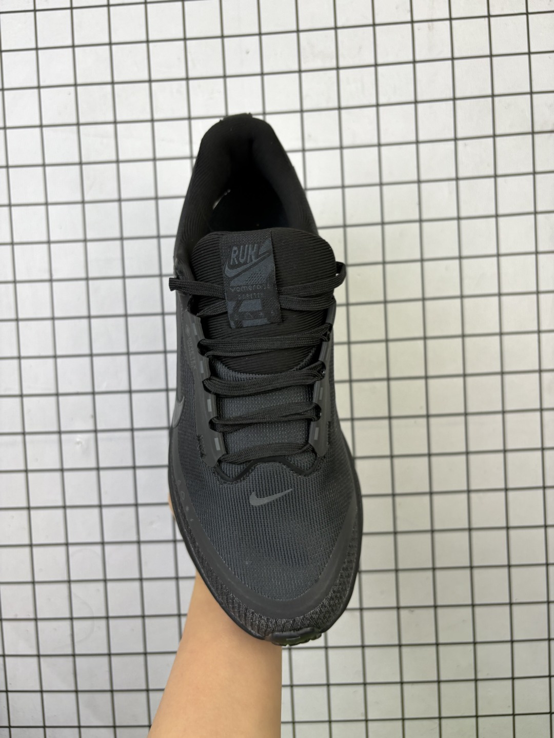 💰130
【公司级】耐克 Nike Vomero 18 厚底增高老爹运动跑步鞋。全新 Vomero 提供比以往更多的緩衝效能以及該系列有史以來最高的鞋底高度，結合 Nike 的 ZoomX 和 ReactX 泡棉打造雙層緩衝設計，實現出色奔馳體驗。Vomero 18 在設計時，從舒適性和緩衝機能，到耐久性和風格等每個面向，都考量到男性的意見分析和偏好。Nike 全新推出 Vomero 18，邀請所有跑者體驗非凡緩震和舒適腳感，為路跑鞋設下嶄新標準。優質版型是根據跑者的需求和精密分析而設計，巧妙平衡順暢腳感和柔軟度，塑造舒適至上的輕盈感受，適合所有性別。全新 Vomero 採用 ZoomX 全掌式泡棉，搭配鞋跟和前足的 ReactX 泡棉，為跑者帶來雙重緩震效果，締造出色邁步體驗。 協調的層疊泡棉提供比以往更多的緩衝效能，此版型的鞋底高度增加至 46 公釐，比上一代高出 6 公釐，創下 Vomero 系列新高。非凡緩震性能塑造理想的日常跑步體驗，從初次嘗試跑步的新手，到想要增加跑步里程的資深跑者，再到正在進行賽後恢復的選手，這款舒適柔軟的鞋款可為各種程度的運動員帶來全天候舒適腳感。「跑者們認為出色的緩震機能應該能帶來柔軟舒適的體驗，緩和足底與地面之間的衝擊力。

货号:  HQ7002
尺码:  36-45含半码
编码:  旭