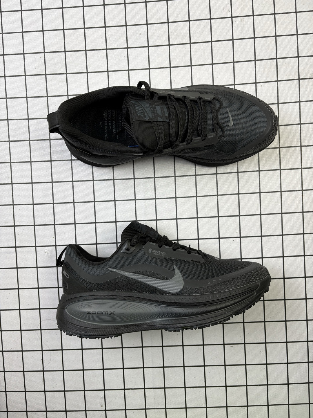 💰130
【公司级】耐克 Nike Vomero 18 厚底增高老爹运动跑步鞋。全新 Vomero 提供比以往更多的緩衝效能以及該系列有史以來最高的鞋底高度，結合 Nike 的 ZoomX 和 ReactX 泡棉打造雙層緩衝設計，實現出色奔馳體驗。Vomero 18 在設計時，從舒適性和緩衝機能，到耐久性和風格等每個面向，都考量到男性的意見分析和偏好。Nike 全新推出 Vomero 18，邀請所有跑者體驗非凡緩震和舒適腳感，為路跑鞋設下嶄新標準。優質版型是根據跑者的需求和精密分析而設計，巧妙平衡順暢腳感和柔軟度，塑造舒適至上的輕盈感受，適合所有性別。全新 Vomero 採用 ZoomX 全掌式泡棉，搭配鞋跟和前足的 ReactX 泡棉，為跑者帶來雙重緩震效果，締造出色邁步體驗。 協調的層疊泡棉提供比以往更多的緩衝效能，此版型的鞋底高度增加至 46 公釐，比上一代高出 6 公釐，創下 Vomero 系列新高。非凡緩震性能塑造理想的日常跑步體驗，從初次嘗試跑步的新手，到想要增加跑步里程的資深跑者，再到正在進行賽後恢復的選手，這款舒適柔軟的鞋款可為各種程度的運動員帶來全天候舒適腳感。「跑者們認為出色的緩震機能應該能帶來柔軟舒適的體驗，緩和足底與地面之間的衝擊力。

货号:  HQ7002
尺码:  36-45含半码
编码:  旭