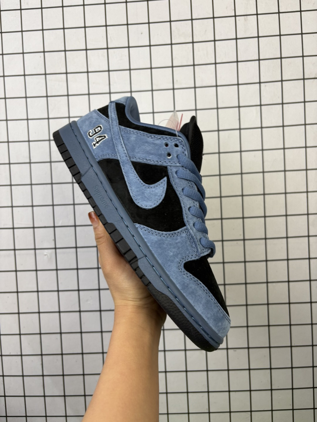 💰160
公司级 耐克 Nike Sb Dunk Low Pro 男女同款运动鞋复古板鞋，尽情迈步，彰显个性风采。采用柔软皮革鞋面，经久耐穿，塑就如元年款 Dunk 般的复古质感。鞋头透气孔，搭配鞋口和鞋舌形状，忠实沿袭元年款经典外观。全掌型橡胶外底，造就非凡抓地力。Dunk 起初专为篮球运动打造，于 80 年代末成为滑板界新宠，现已跃升成为街头时尚标杆。加垫低帮鞋口结合耐穿外底，助你自信舞动。

货号：HQ8487
码数：36-46
编码旭