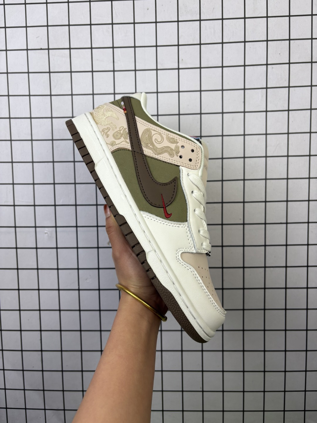 #新品上市实拍 耐克Nike Dunk Low 板鞋 SB系列经典百搭休闲运动板鞋加厚鞋舌的填充,使舒适性大大提升,同时也更方便穿脱中底部分则加入了脚感柔软舒适ZoomAir气垫,有效吸收滑板等极限运动在落地时带来的冲击力,为街头运动者们提供更好的保护IQ1118 编码707