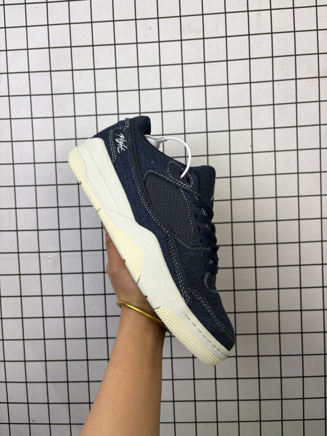 耐克 NIKE 乔丹 JORDAN FLIGHT COURT 时尚休闲 防滑耐磨 低帮运动鞋 复古篮球鞋 男女同款 Jordan「新鞋型」又来了!新配色曝光!滑板与篮球的有机结合,使得鞋款呈现不一样的风味.这款鞋集风格与性能于一身,体现了Jordan品牌的高端特色.其流畅设计、配色、高质量材料和标志性Jumpman标志,不仅提升了运动表现,还确保了舒适度和耐用性,是篮球运动员和时尚爱好者的理想选择.鞋底的设计不仅好看,走路也超舒服,无论是运动还是日常出街都适配.我愿称它为近期最爱的战靴,有了它出街回头率满满,谁穿谁好看!#flightcourt #潮鞋推荐 #是一眼就让人心动的鞋子 #一眼沦陷的好鞋 #质感不错的AJ分享 货号: IH4105 含半码 编码: 大Y