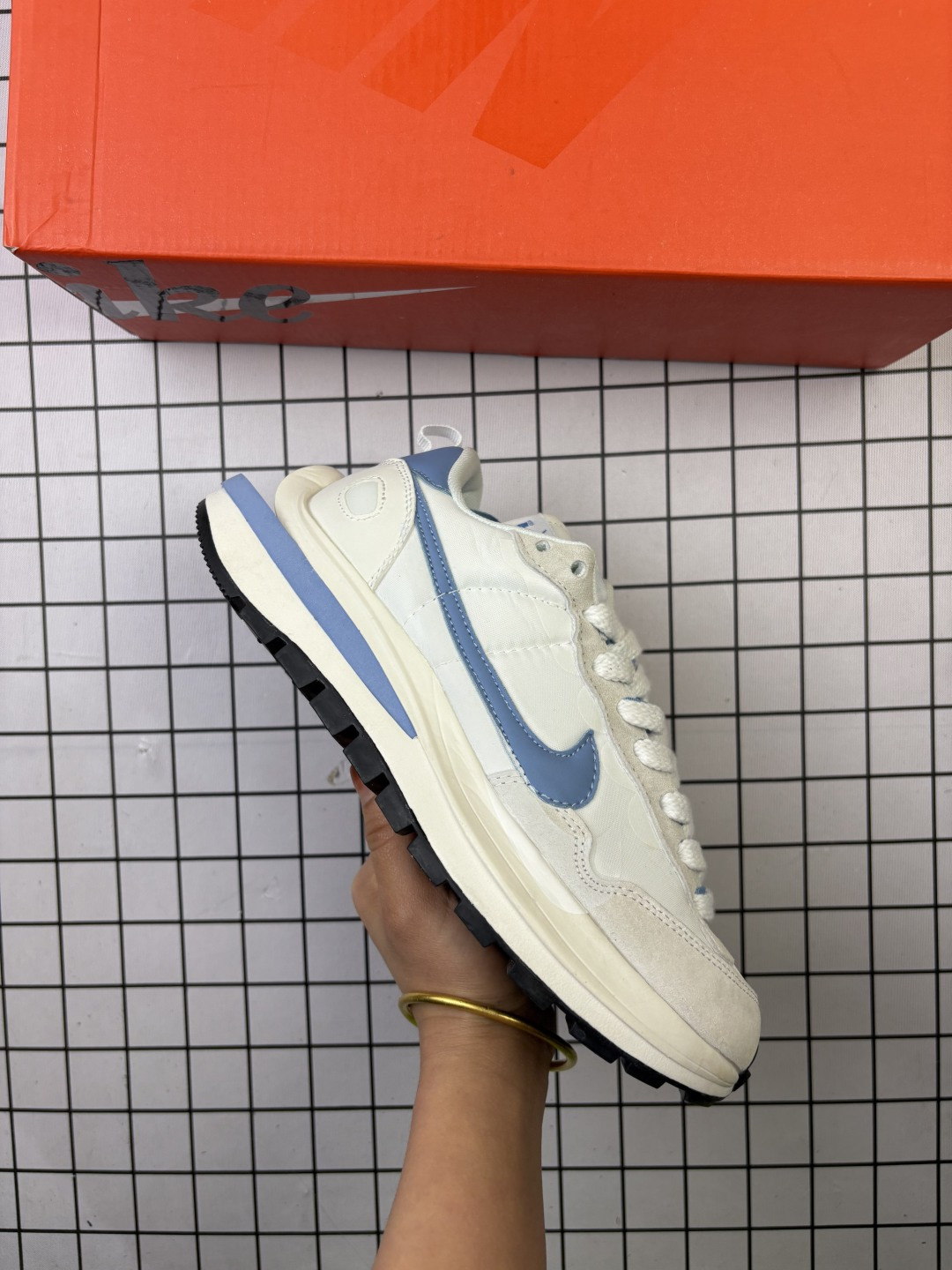 🈴💰125     #特价实拍
耐克 Sacai X NIKe vaporWaffle 3.0 华夫三代 3.0走秀重磅联名款运动鞋，男女鞋真标半码制，升级正确5层组合鞋底型，东莞百宏织唛双鞋舌标，正确数据印转工艺,钩子的边缘描漆整齐，独立私模正确五层分离大底,中底嵌入超轻发泡EVA缓震材质及V型TPU稳固支持架，外置超国标RB橡胶外底❗时尚穿搭增高利器❗联名日式解构美学小众时装品牌Sacai x Nike VaporWaffle 3.0"Red Neptune Green"系列改良马拉松变形/解构前卫设计五层底休闲运动慢跑鞋。鞋款由Pegasus与VaporFly两款鞋型的设计元素共同构建，鞋身熟悉的解构手法、重叠Swoosh、双重鞋舌、鞋带以及后跟SACAI字体都悉数保留，最大亮点在于，本次鞋底变本加厉，层数更多!简直和巴黎世家的TripleS有一拼，增高效果妥妥的。
货号：DD1875-701
编码149
36-45