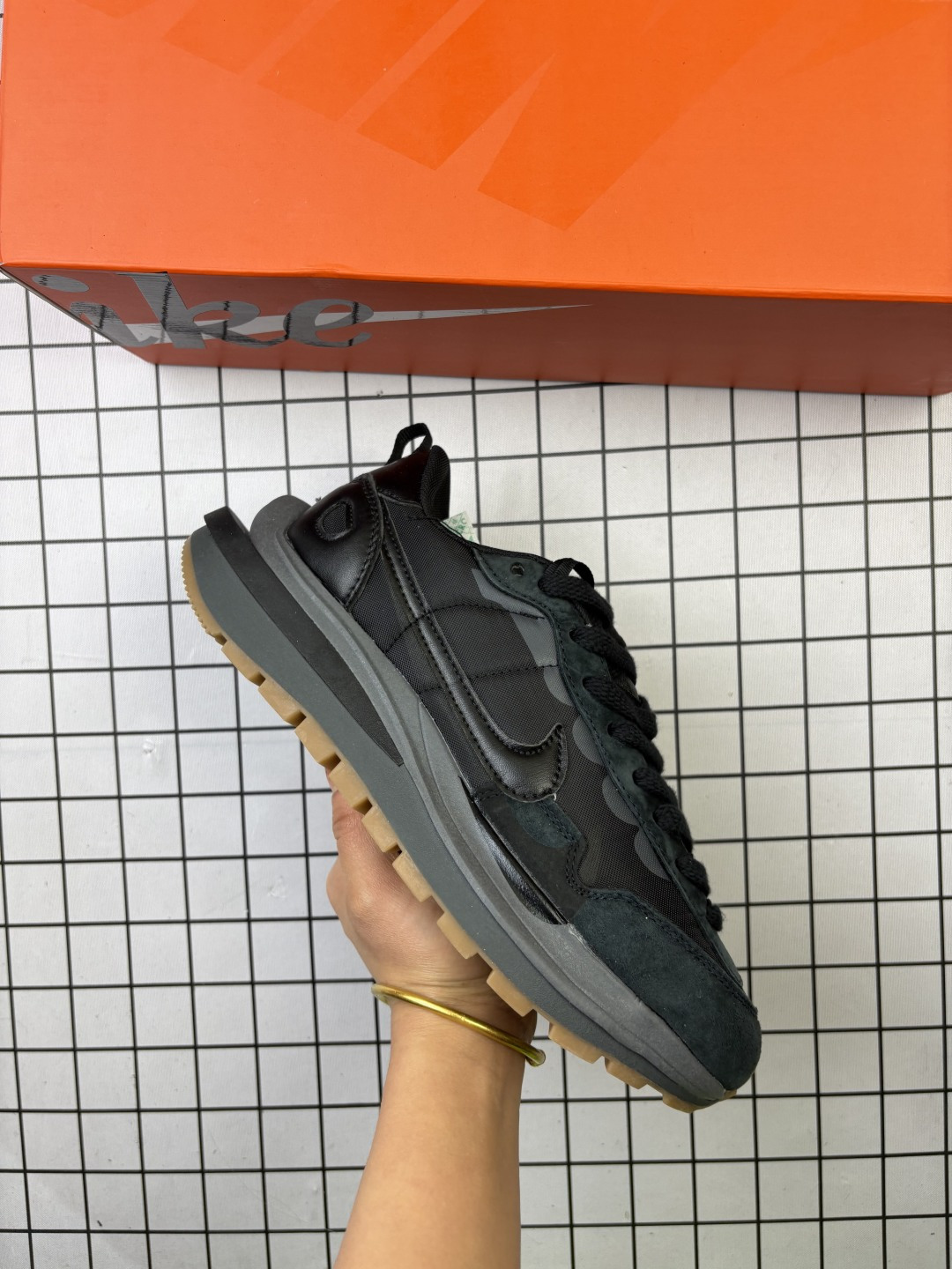 🈴💰125
耐克 Sacai X NIKe vaporWaffle “Tour Yellow ”华夫三代3.0走秀重磅联名 合作款 鞋款由Pegasus与VaporFly两款鞋型的设计元素共同构建，鞋身材质由翻毛皮和透气网布共同打造。熟悉的解构手法、重叠Swoosh、双重鞋舌、鞋带以及后跟SACAI字体都悉数保留，最大亮点在于，本次鞋底变本加厉，层数更多!简直和巴黎世家的TripleS有一拼，增高效果妥妥的  货号：CV1363 100


码数：36 36.5 37.5 38 38.5 39 40 40.5 41 42 42.5 43 44 44.5 45 
编码753