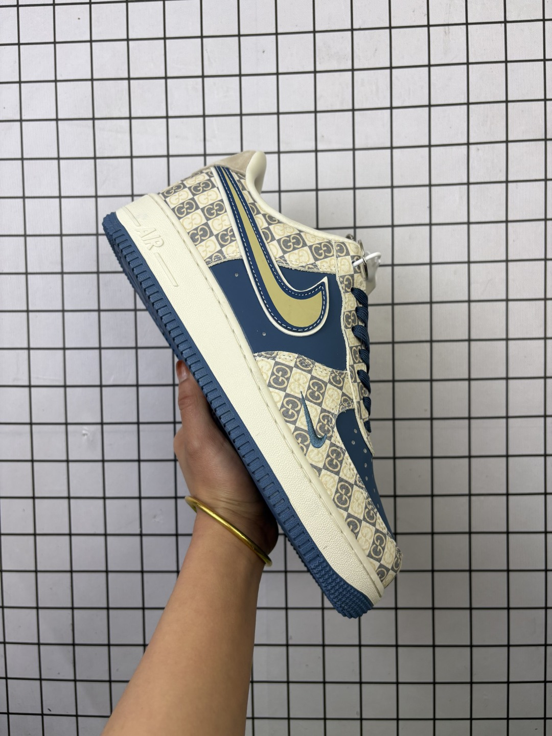 💰230
Nike/耐克 男女鞋真标半码制，升级原楦原纸版数据开发，采用软质荔枝纹牛剖革组合提花帆布鞋面材质，原楦开发版型纸版，内置全掌Air Sole气垫❗️创意定制配色,联乘意大利奢侈品牌-古驰Gucci x Nike Air Force 1 Low"Esquisite Gucci"空军一号低帮经典百搭休闲运动板鞋“ XL1979-127

类型：男女鞋
码数：36 36.5 37.5 38 38.5 39 40 40.5 41 42 42.5 43 44 45