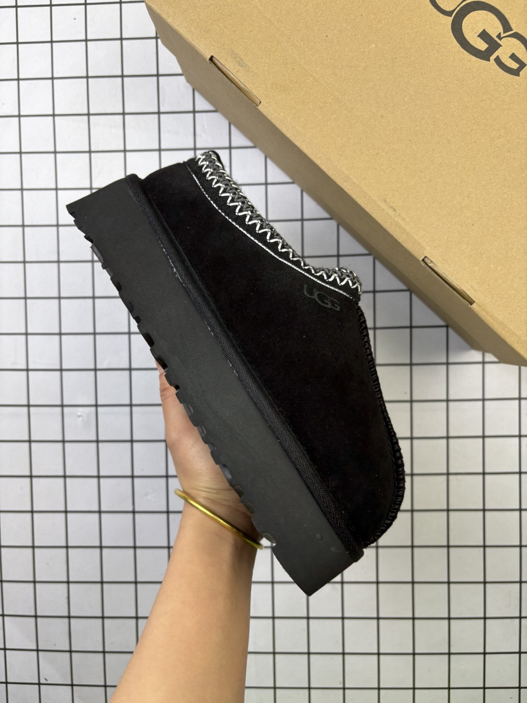 UGG/雪地靴 女鞋采用翻毛皮鞋面材质,内嵌人造羊毛毛绒里衬和鞋垫,保暖锁热,内嵌可拆卸植入式羊毛鞋垫,加厚3.08厘米Treadlite轻翼科技外底❗️2024FW秋冬新款,美国轻奢品牌🐑UGG W Leisure Tazz Slipper Chestnut 塔茨系列加厚款穆勒风包头舒适露跟厚底半拖鞋 类型:女鞋 编码:旭