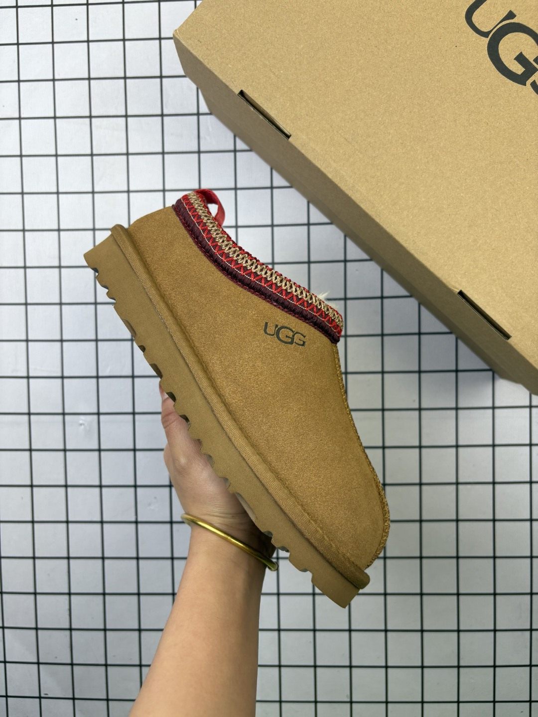 UGG/雪地靴 女鞋采用翻毛皮鞋面材质,内嵌人造羊毛毛绒里衬和鞋垫,保暖锁热,内嵌可拆卸植入式羊毛鞋垫,加厚3.08厘米Treadlite轻翼科技外底❗️2024FW秋冬新款,美国轻奢品牌🐑UGG W Leisure Tazz Slipper Chestnut 塔茨系列加厚款穆勒风包头舒适露跟厚底半拖鞋 类型:女鞋 编码旭