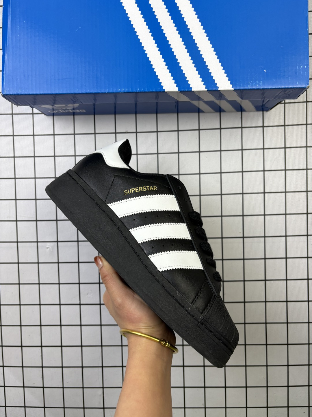 🈴💰100 ✅Adidas Originals Superstar XLG 贝壳头系列低帮厚底松糕经典百搭休闲运动板鞋 以现代时尚元素焕新演绎的经典运动鞋!当你试图定义adidas Superstar系列，总有大胆设计突破你的想象。这款鞋以70年代经典运动鞋为蓝本，新鲜注入现代时尚元素。加大比例设计，配锯齿状三条纹，个性型格，就是要秀。选用皮革鞋面，不失复古本色，同时以新潮造型重塑经典。含贝壳形鞋头，助你自信迈步。 货号:IG4477 尺码:36 36.5 37 38 38.5 39 40 40.5 41 42 42.5 43 44 45 编码093