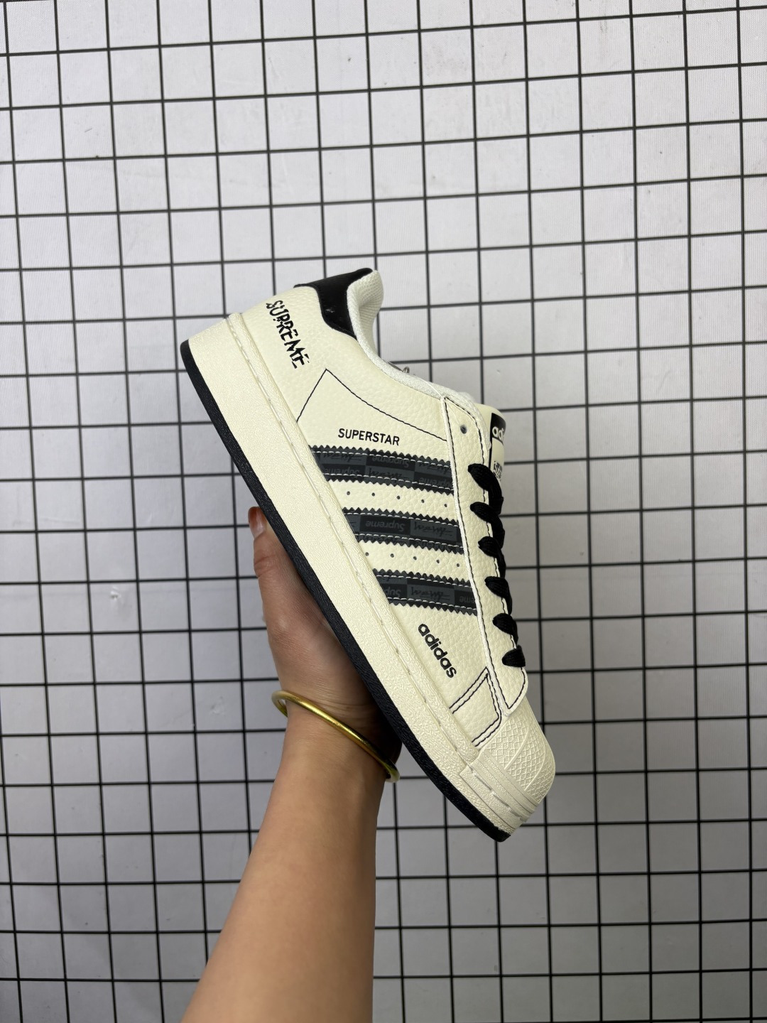 🈴💰100
海外爆款限量发售！高端定制adidas Superstar 黑白  延续 Adidas 标志性贝壳头，复古腔调拉满，鞋侧三道杠满印品牌标识，彰显联名身份；后跟 “SUPREME” 涂鸦式字体，把街头叛逆感拉满；还有专属金属三叶草挂饰 高端定制 低帮休闲板鞋 定制鞋盒 大厂纯原品质出货 超高清洁度 皮料切割干净无任何毛边 细节完美 
货号：DS5809  Size:36 36.5 37.5 38 38.5 39 40 40.5 41 42 42.5 43 44 44.5 45
编码清F