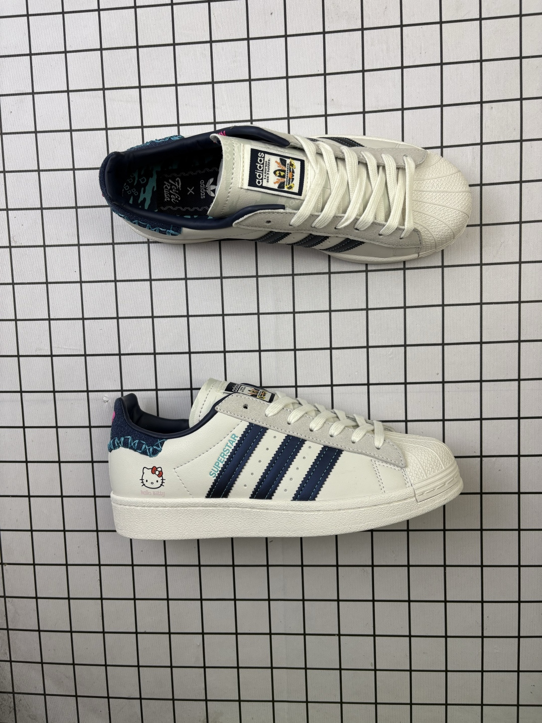 💰140
Nike/耐克 男女鞋真标半码制(配置正确抽屉鞋盒!!)，升级原楦原纸版开发版型，采用软质荔枝纹牛剖革鞋面材质，2020改良全包围鞋垫，正确2020版鞋底模具及扇贝头盖片❗马思纯代言款，联乘阮菲菲打造龙年春节系列，中国东方科幻插画师/阮菲菲FeiFei Ruan x Adidas Originals Superstar"Chinese New Year"经典贝壳头系列低帮百搭休闲运动板鞋“皮革米白靛蓝缝线 ID1139

类型：男女鞋
码数：35.5 36 36.5 37.5 38 38.5 39 40 40.5 41 42 42.5 43 44
编码：306