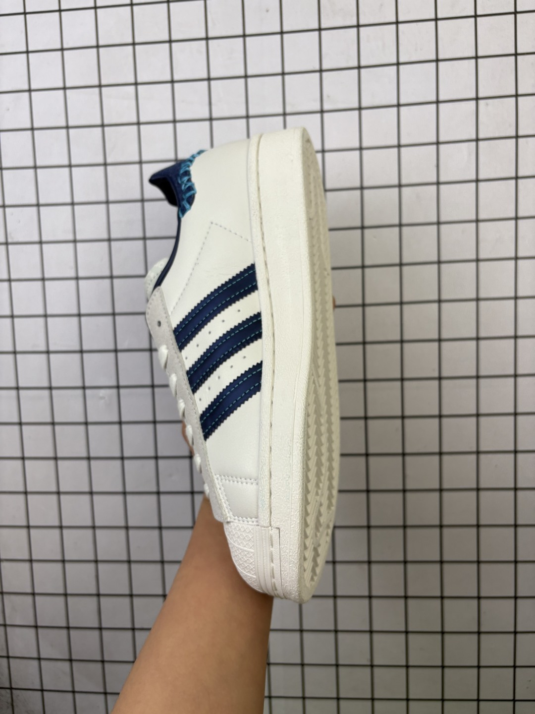 💰140
Nike/耐克 男女鞋真标半码制(配置正确抽屉鞋盒!!)，升级原楦原纸版开发版型，采用软质荔枝纹牛剖革鞋面材质，2020改良全包围鞋垫，正确2020版鞋底模具及扇贝头盖片❗马思纯代言款，联乘阮菲菲打造龙年春节系列，中国东方科幻插画师/阮菲菲FeiFei Ruan x Adidas Originals Superstar"Chinese New Year"经典贝壳头系列低帮百搭休闲运动板鞋“皮革米白靛蓝缝线 ID1139

类型：男女鞋
码数：35.5 36 36.5 37.5 38 38.5 39 40 40.5 41 42 42.5 43 44
编码：306