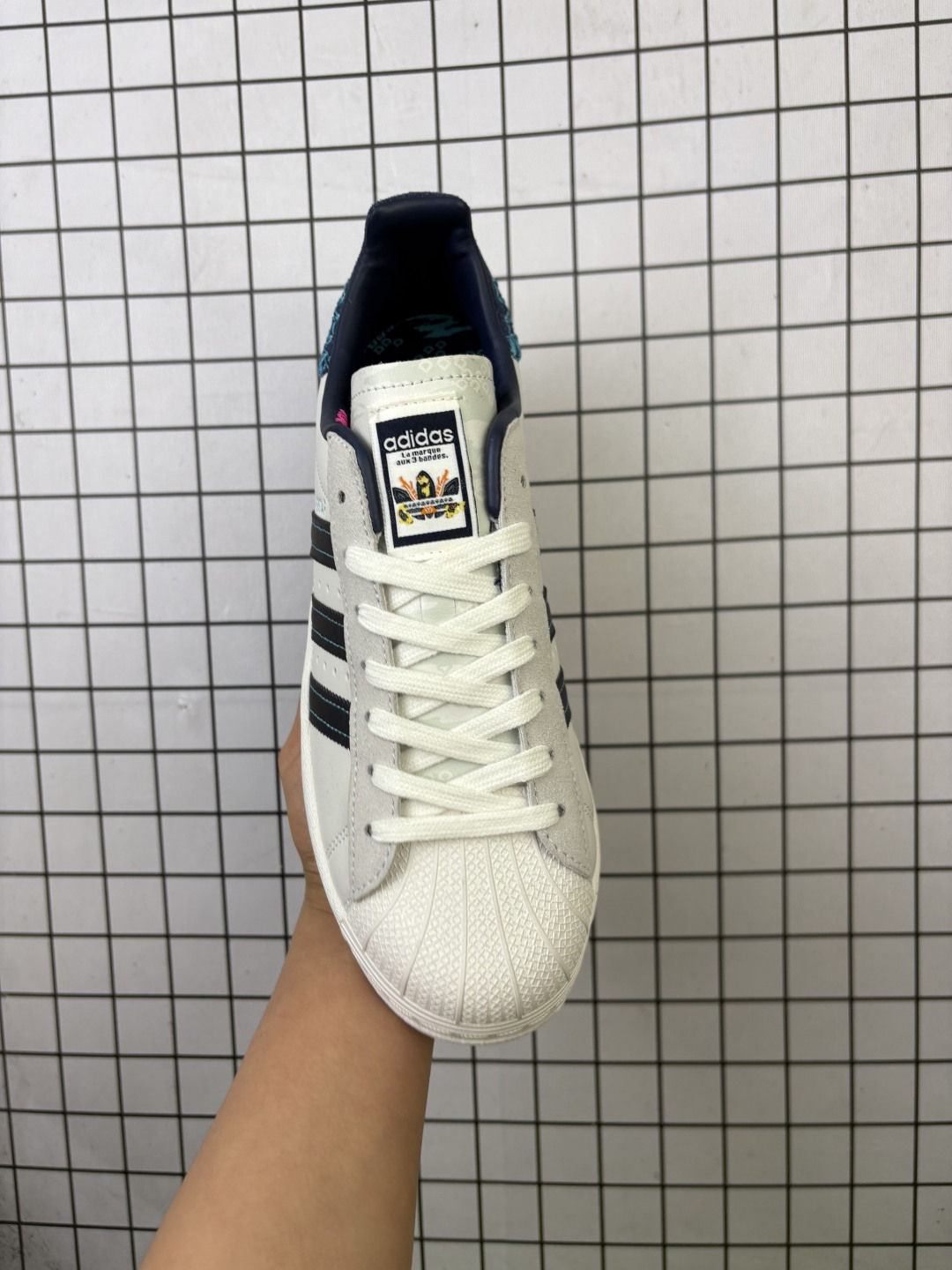 💰140
Nike/耐克 男女鞋真标半码制(配置正确抽屉鞋盒!!)，升级原楦原纸版开发版型，采用软质荔枝纹牛剖革鞋面材质，2020改良全包围鞋垫，正确2020版鞋底模具及扇贝头盖片❗马思纯代言款，联乘阮菲菲打造龙年春节系列，中国东方科幻插画师/阮菲菲FeiFei Ruan x Adidas Originals Superstar"Chinese New Year"经典贝壳头系列低帮百搭休闲运动板鞋“皮革米白靛蓝缝线 ID1139

类型：男女鞋
码数：35.5 36 36.5 37.5 38 38.5 39 40 40.5 41 42 42.5 43 44
编码：306