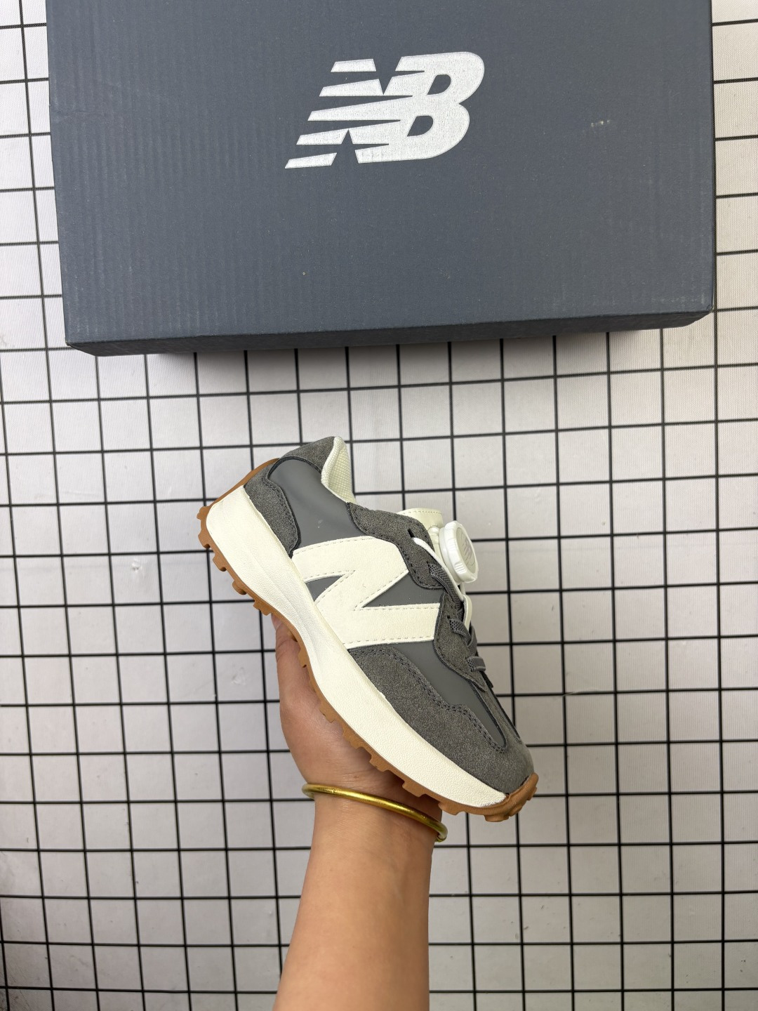 🈴💰100
【童鞋】NB 新百伦 New Balance 327系列复古休闲运动慢跑鞋时尚儿童运动鞋 以更纯粹的复古风格设计打造的全新造型 侧身还以解构设计，将 N 字标志以做旧压花样式呈现 样式别具新意。麂皮、冲孔皮革的塑造 则呈现出高级怀旧气质，也让鞋款在奢华时装风格与运动氛围之间达到了平衡。鞋身采用猪巴革麂皮织物等物料拼接构成 中底高弹PU材质及满丁防滑橡胶外底。

类型：儿童鞋
货号：U327WTG
尺码：26 - 37
编码新Y