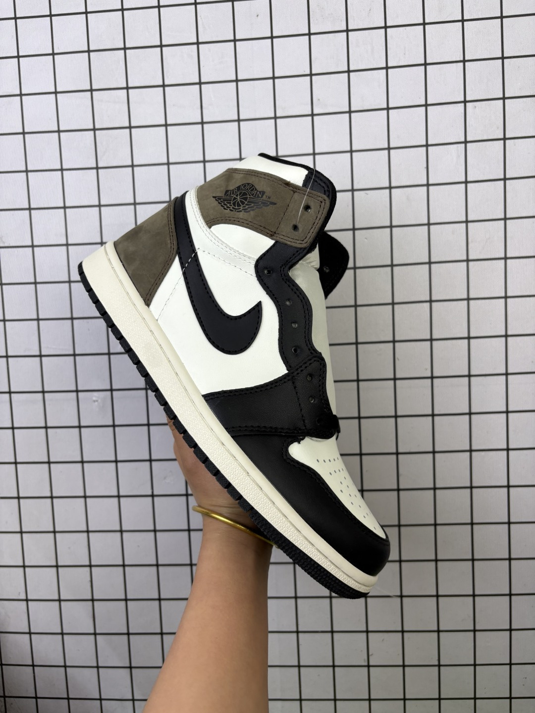 💰180
Jordan/乔丹 AJ1高帮 男女鞋真标原盒制,原档案原数据开发版型,采用软质荔枝纹牛皮鞋面材质,原厂立体填充鞋舌海绵,中底注胶孔内置真Sole气垫,原厂中底布正确印刷,原数据模具大底厚实压手感❗酷似TS联名!“小倒钩”,这杯「摩卡」真香❗️耐克Nike Air Jordan 1 Retro High OG"Dark Mocha"AJ1代经典复古经典高帮百搭文化篮球鞋“黑摩卡小倒钩” 555088-105
类型:男女鞋
码数:36 36.5 37 38 38.5 39 40 40.5 41 42 42.5 43 44 45 46 47
编码757