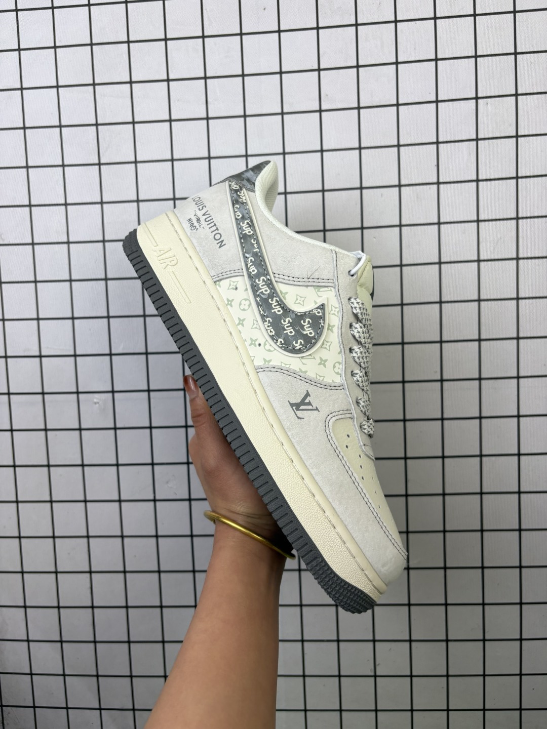 💰230
Nike/耐克 男女鞋真标半码制，原楦开发版型，采用硬质牛剖皮革组合提花牛仔帆布鞋面材质，外置厚实耐磨橡胶大底❗创意定制配色,法国顶级高奢品牌·路易威登Louis Vuitton x Nike Air Force 1 07 LV8 Low“LV/ Monogram"空军一号经典百搭休闲运动板鞋“ CX5050-Y48

类型：男女鞋
码数：36 36.5 37.5 38 38.5 39 40 40.5 41 42 42.5 43 44 45