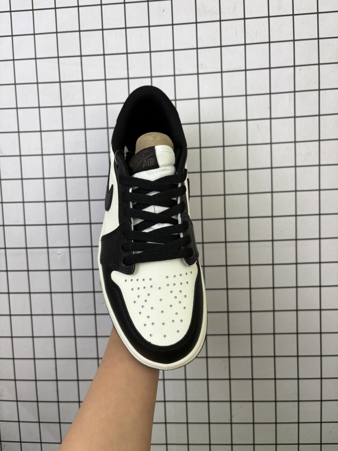 💰180
Jordan/乔丹 AJ1低帮倒钩 男女鞋真标带半码,采用皮革鞋面材质,中底注胶孔内置真Sole气垫❗️由著名球鞋定制家Huy Le制作而成,VIRGIL ABLOH设计师独立品牌Off-White x Nike Air Jordan 1 Low OG"GOAT LOWS"AJ1乔丹一代低帮经典复古文化休闲运动篮球鞋“OW氧化米白灰橙”
CZ0790-102
类型:男鞋
码数:40 40.5 41 42 42.5 43 44 45 46 47 47.5
编码:719