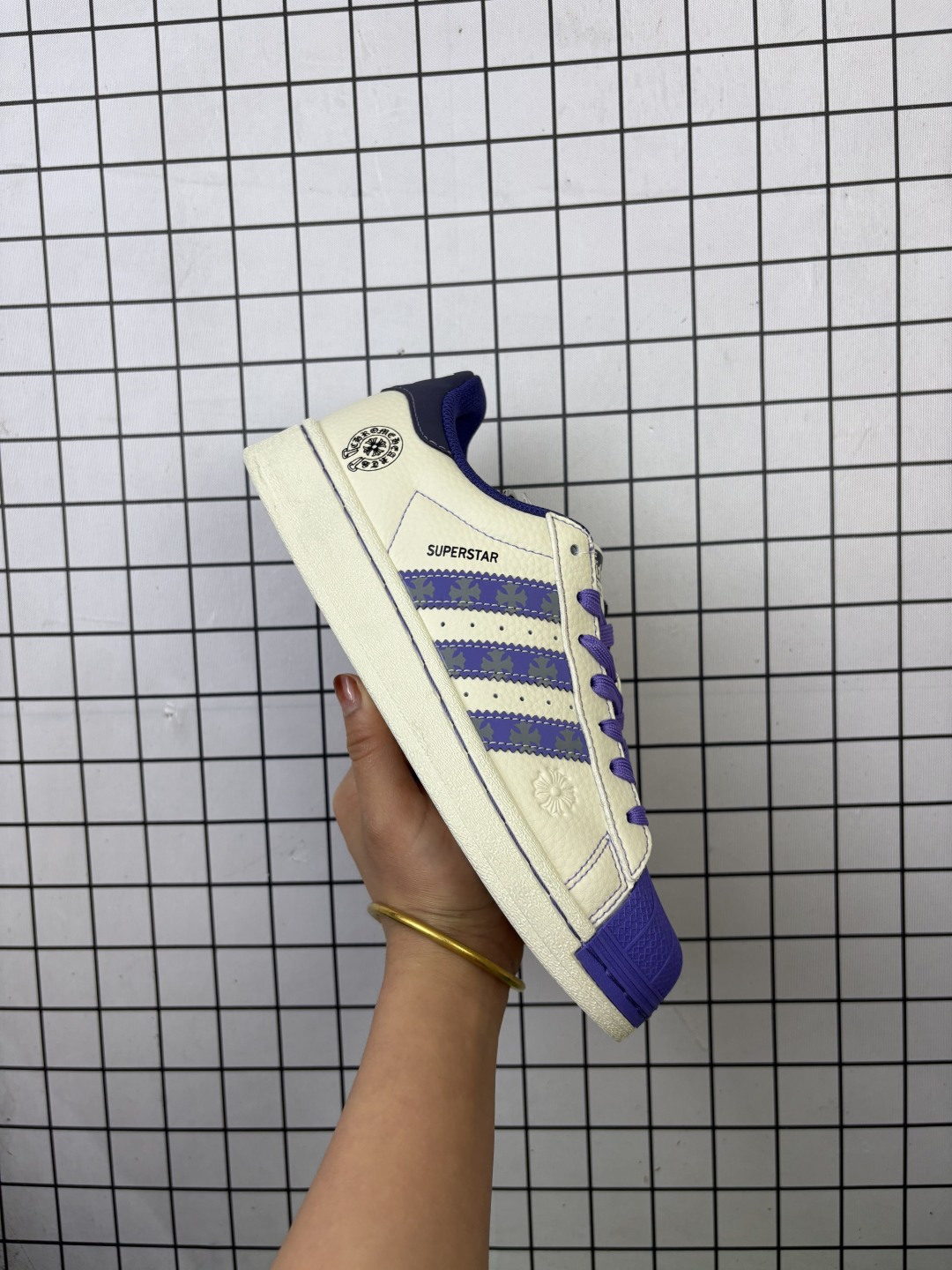 阿迪达斯AD Originals Superstar 经典贝壳头休闲板鞋 纯白 B27136 纯原鞋楦 立体LOGO 国内最高工艺 原装超软一体蓝底 头层抗裂牛皮 原厂数据密度鞋带 鞋舌3D高频版 货号:DS0012 编码清F