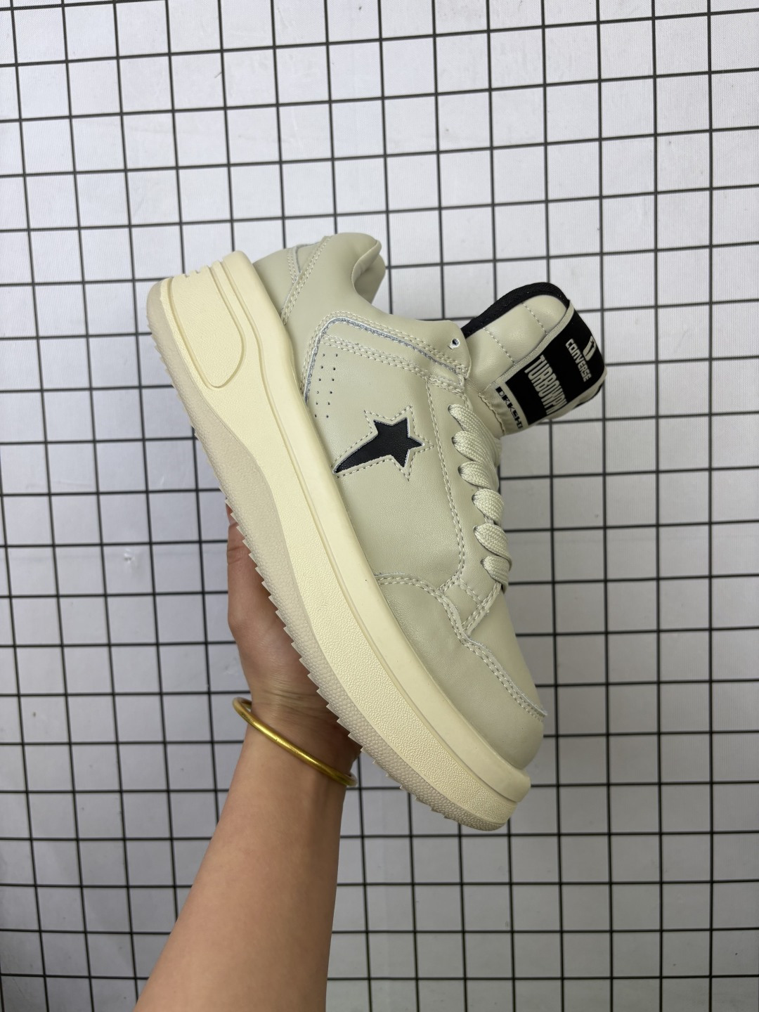 💰240
CONVERSE/匡威 男女鞋采用纤维牛剖革鞋面材质，双层加厚橡胶鞋底❗暗黑朋克摇滚美学融合,以80 年代的经典篮球鞋 Weapon 为灵感❗重磅联乘瑞克·欧文斯Rick Owens支线品牌DRKSHDW x Converse TURBODRK Chuck 70 Mid TURBOWPN"Black Cloud Cream"摩登厚底系列中帮松糕休闲运动板鞋“皮革黑米白 A12063C

类型：男女鞋
码数：35 36 36.5 37 38 39 39.5 40 41 41.5 42 42.5 43 44
编码：648