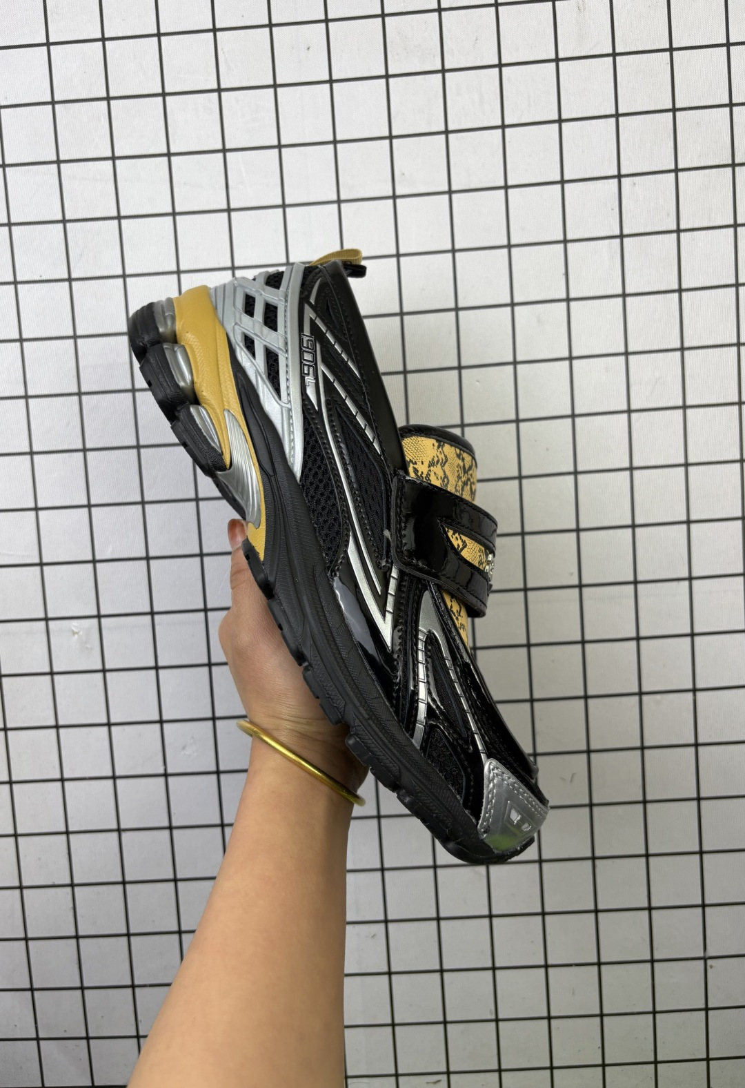 💰170 公司级带半码！ 新百伦 New Balance 1906L 一脚蹬缓震乐福鞋款 厚底增高百搭运动休闲鞋。New Balance 话题十足的乐福鞋款 1906L（1906 Loafer）正式迎来全新配色款式，全鞋设计上换上全新色调配置，搭配典型的网眼鞋面和雾面皮革覆盖层，增加透气性与运动感，鞋舌下方加入一个 N 字标志，最后搭载 1906 规格缓震气垫鞋底，兼具舒适脚感与便利的穿脱特性。#HB球鞋# 货号：U1906LGA 尺码36-45 编码632