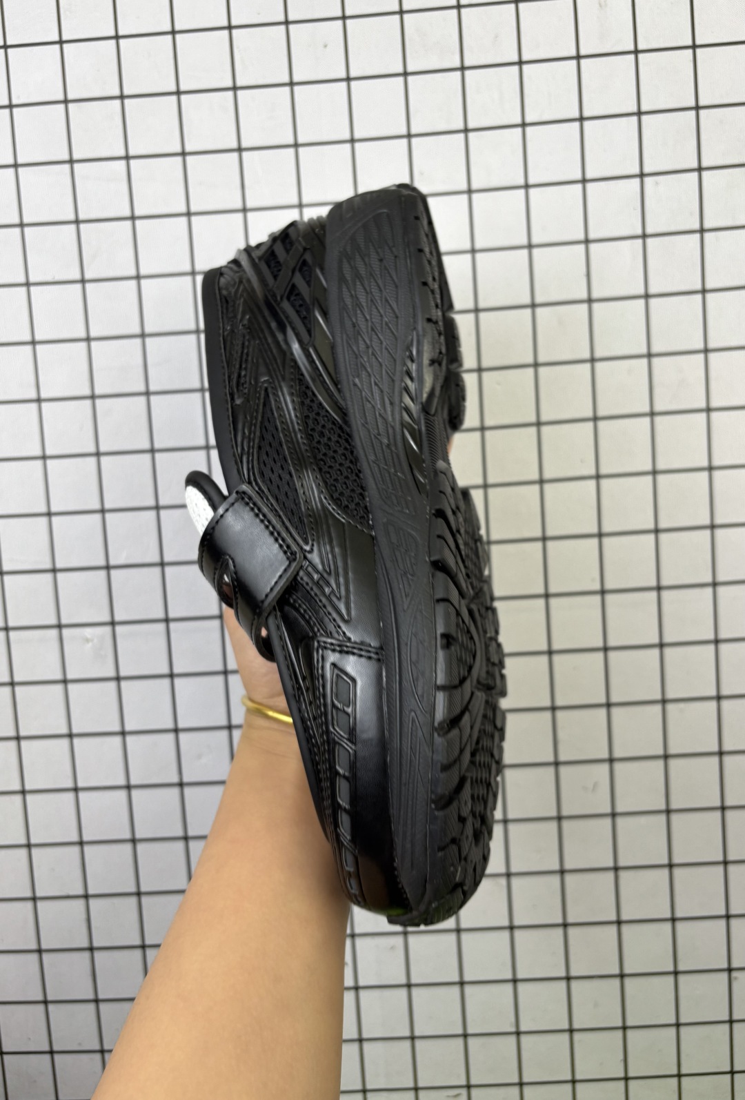 💰150 新百伦 New Balance 1906L 一脚蹬缓震乐福鞋款 厚底增高百搭运动休闲鞋。New Balance 话题十足的乐福鞋款 1906L(1906 Loafer)正式迎来全新配色款式,全鞋设计上换上全新色调配置,搭配典型的网眼鞋面和雾面皮革覆盖层,增加透气性与运动感,鞋舌下方加入一个 N 字标志,最后搭载 1906 规格缓震气垫鞋底,兼具舒适脚感与便利的穿脱特性。#HB球鞋# 货号:U1906LGA 尺码36-45 编码632