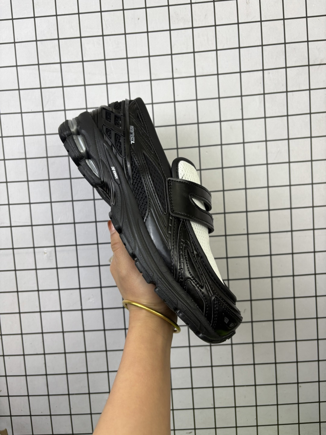 💰150 新百伦 New Balance 1906L 一脚蹬缓震乐福鞋款 厚底增高百搭运动休闲鞋。New Balance 话题十足的乐福鞋款 1906L（1906 Loafer）正式迎来全新配色款式，全鞋设计上换上全新色调配置，搭配典型的网眼鞋面和雾面皮革覆盖层，增加透气性与运动感，鞋舌下方加入一个 N 字标志，最后搭载 1906 规格缓震气垫鞋底，兼具舒适脚感与便利的穿脱特性。#HB球鞋# 货号：U1906LGA 尺码36-45 编码632