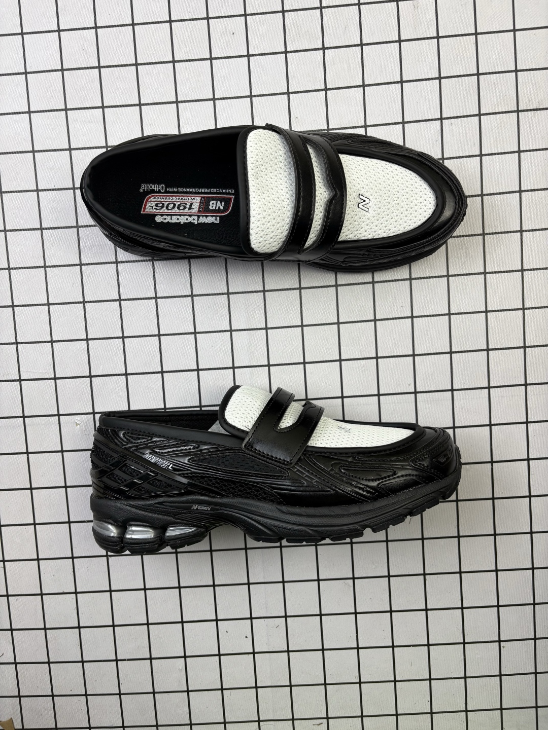 💰150 新百伦 New Balance 1906L 一脚蹬缓震乐福鞋款 厚底增高百搭运动休闲鞋。New Balance 话题十足的乐福鞋款 1906L(1906 Loafer)正式迎来全新配色款式,全鞋设计上换上全新色调配置,搭配典型的网眼鞋面和雾面皮革覆盖层,增加透气性与运动感,鞋舌下方加入一个 N 字标志,最后搭载 1906 规格缓震气垫鞋底,兼具舒适脚感与便利的穿脱特性。#HB球鞋# 货号:U1906LGA 尺码36-45 编码632